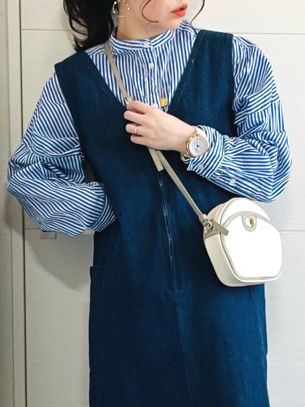 ブルー系のシャツ/ブラウス、ブルー系のワンピース、ブラック系のローファーを着用したレディースの春コーディネートの4枚目の写真