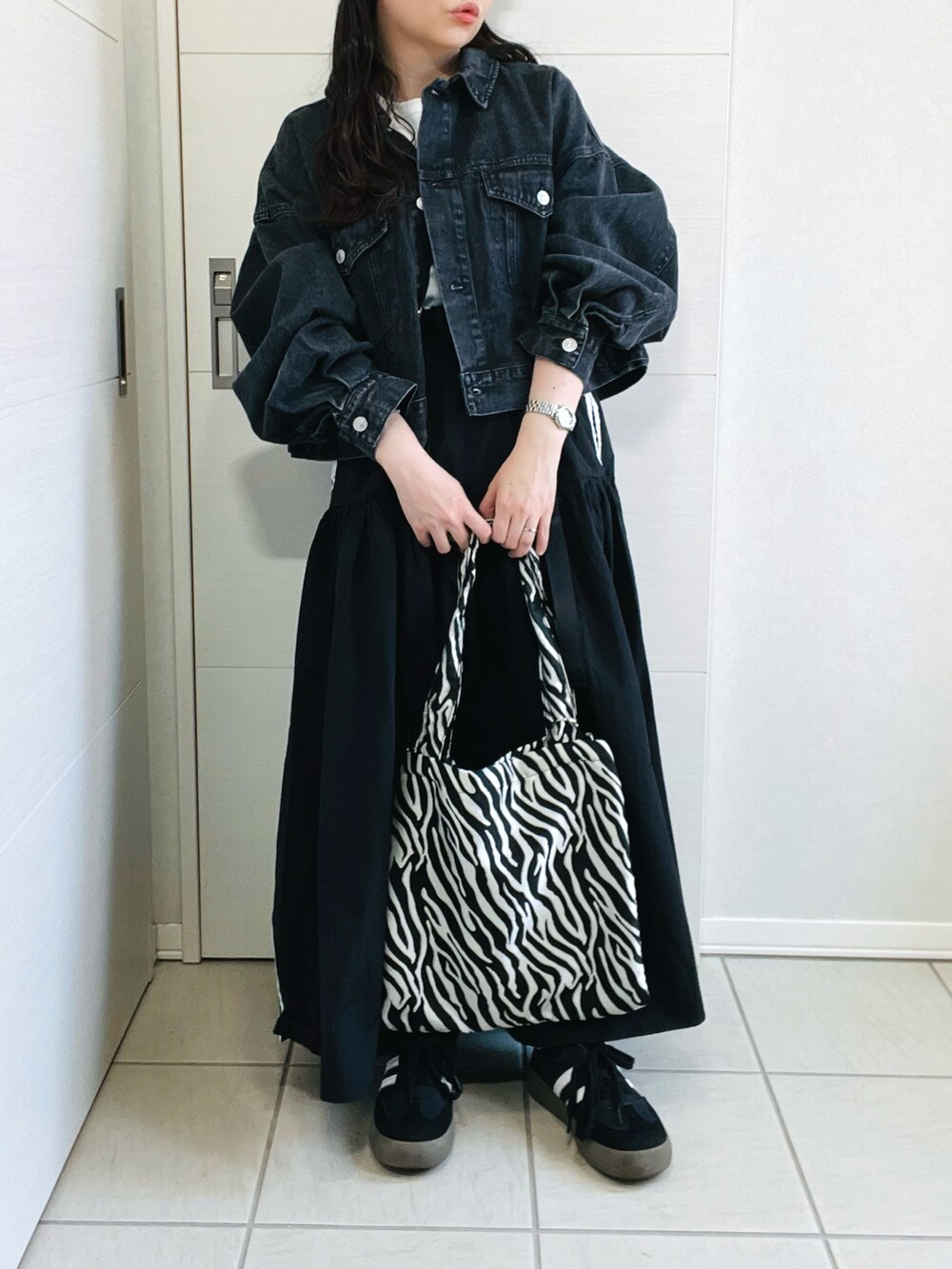 「休日スタイル、お出かけコーデ、カジュアルコーデ、デニムジャケット、春ファッション、スカート、ラインスカート、tiptop_pocket、tipコーデ、tiptop、ティップトップ、Tシャツ、低身長、低身長コーデ、低身長女子」｜「tiptopの[丈が選べる]デニムGジャン（デニムジャケット、ブラック系）」を使った、❁⃘asa❁⃘さん（レディース・150cm）の春コーディネートの4枚目の写真