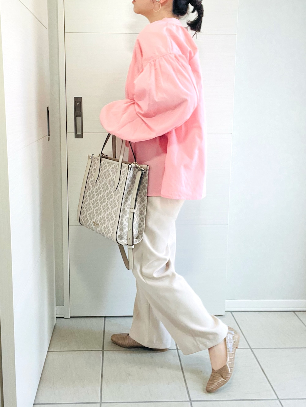 ピンク系のシャツ/ブラウス、ホワイト系のTシャツ/カットソー、ホワイト系のスラックスを着用したレディースの春コーディネートの3枚目の写真