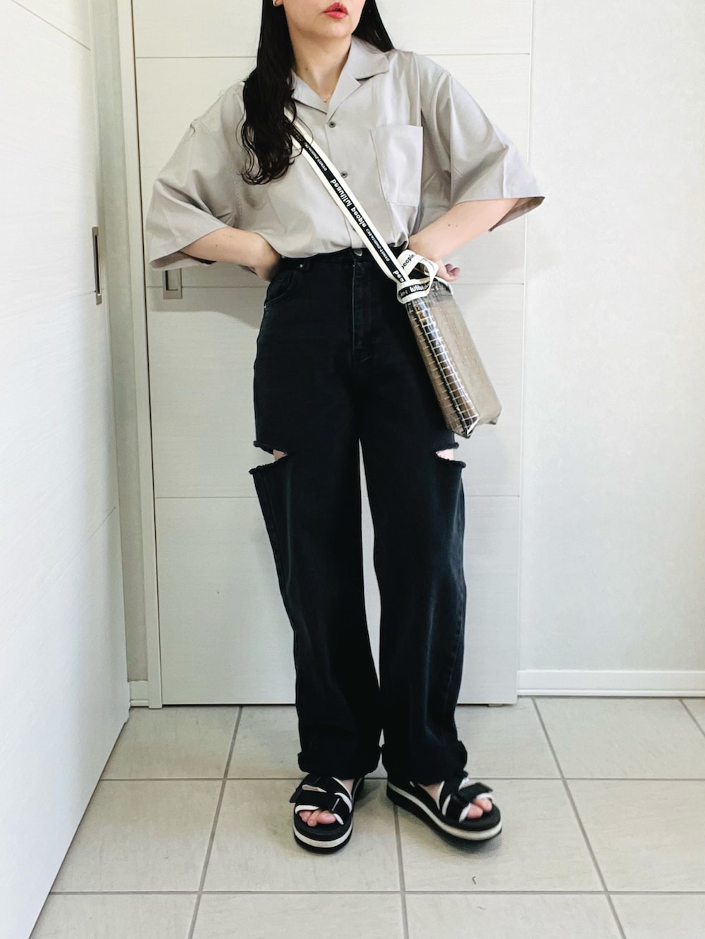 ベージュ系のシャツ/ブラウス、ブラック系のデニムパンツ、ブラック系のサンダルを着用したレディースの春コーディネートの4枚目の写真