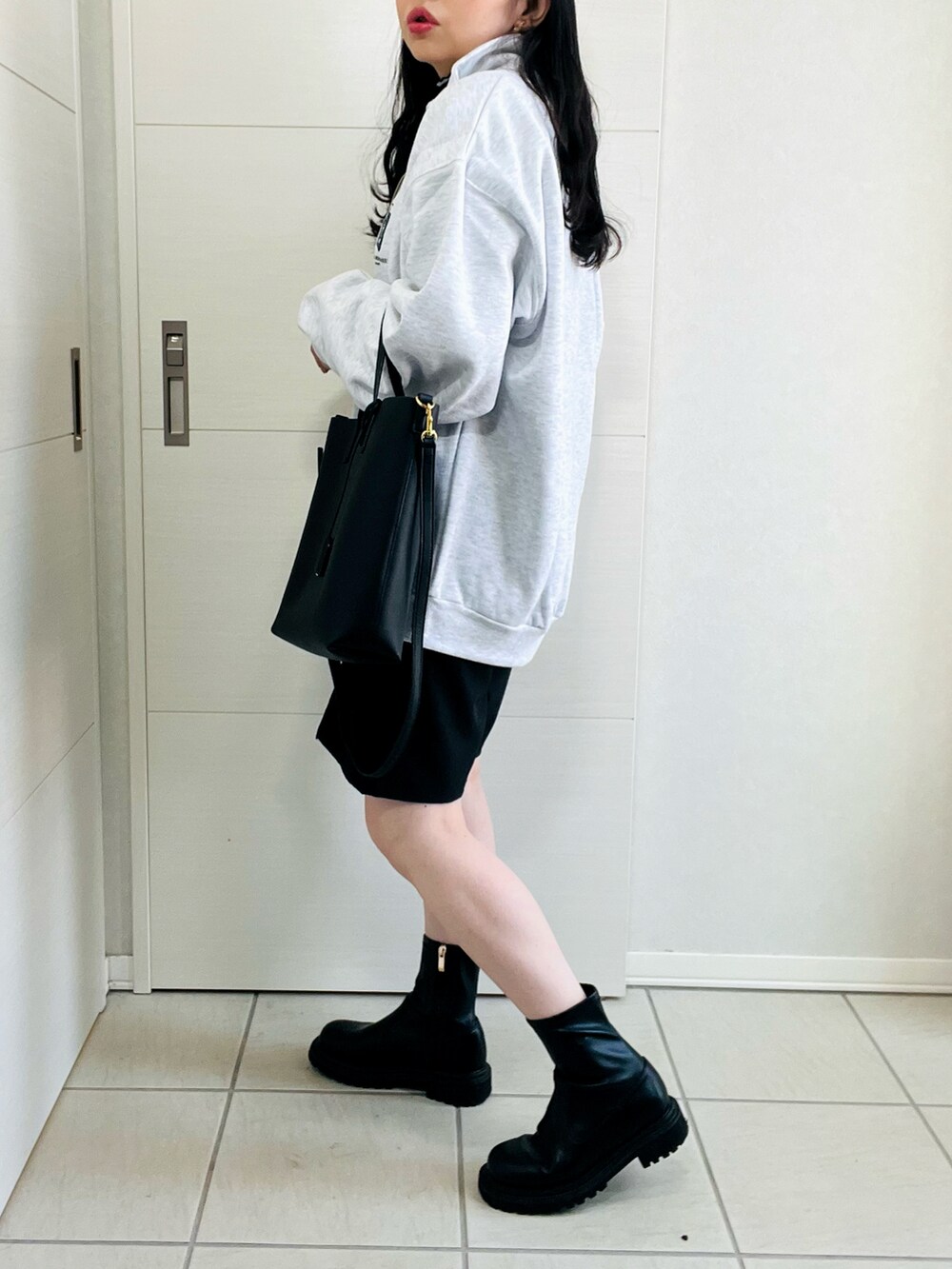 グレー系のスウェット、その他のTシャツ/カットソー、ブラック系のその他パンツを着用したレディースの秋コーディネートの5枚目の写真