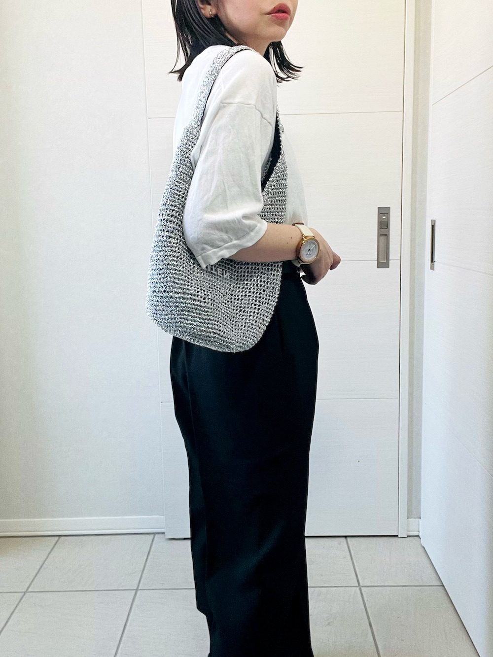 「ラコステ、LACOSTE、ガウチョパンツ、ハーフパンツ、フラットシューズ、スタッズ、モノトーン、シンプルコーデ、低身長、低身長コーデ、低身長女子、キラキラバッグ」｜「LACOSTEのハイストレッチコットンニット半袖Tシャツ（Tシャツ/カットソー、ホワイト系）」を使った、❁⃘asa❁⃘さん（レディース・150cm）の春コーディネートの3枚目の写真