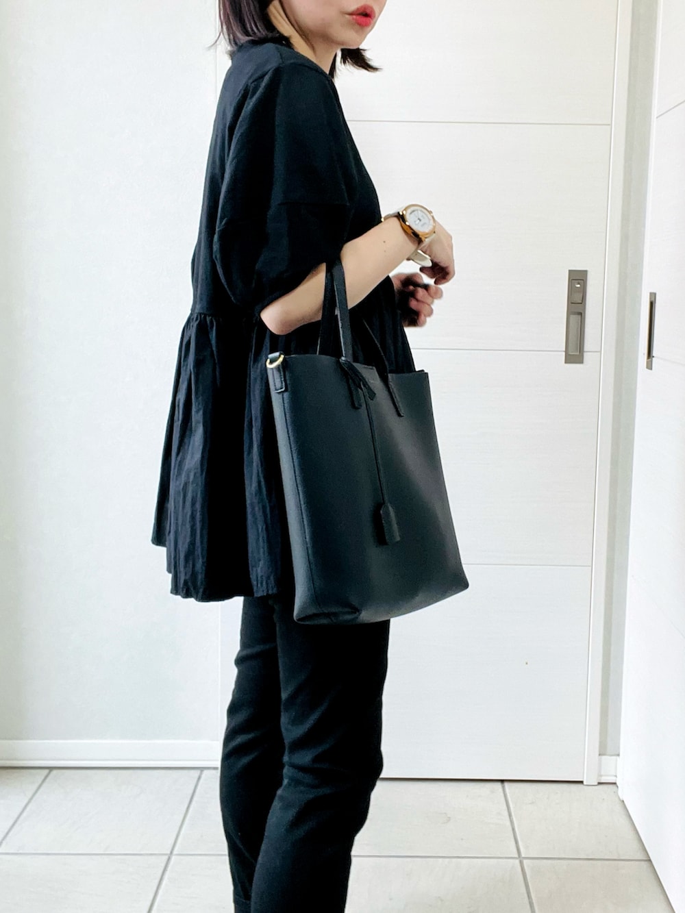 ブラック系のバレエシューズ、ブラック系のトートバッグ、ブラック系のTシャツ/カットソーを着用したレディースの夏コーディネートの3枚目の写真