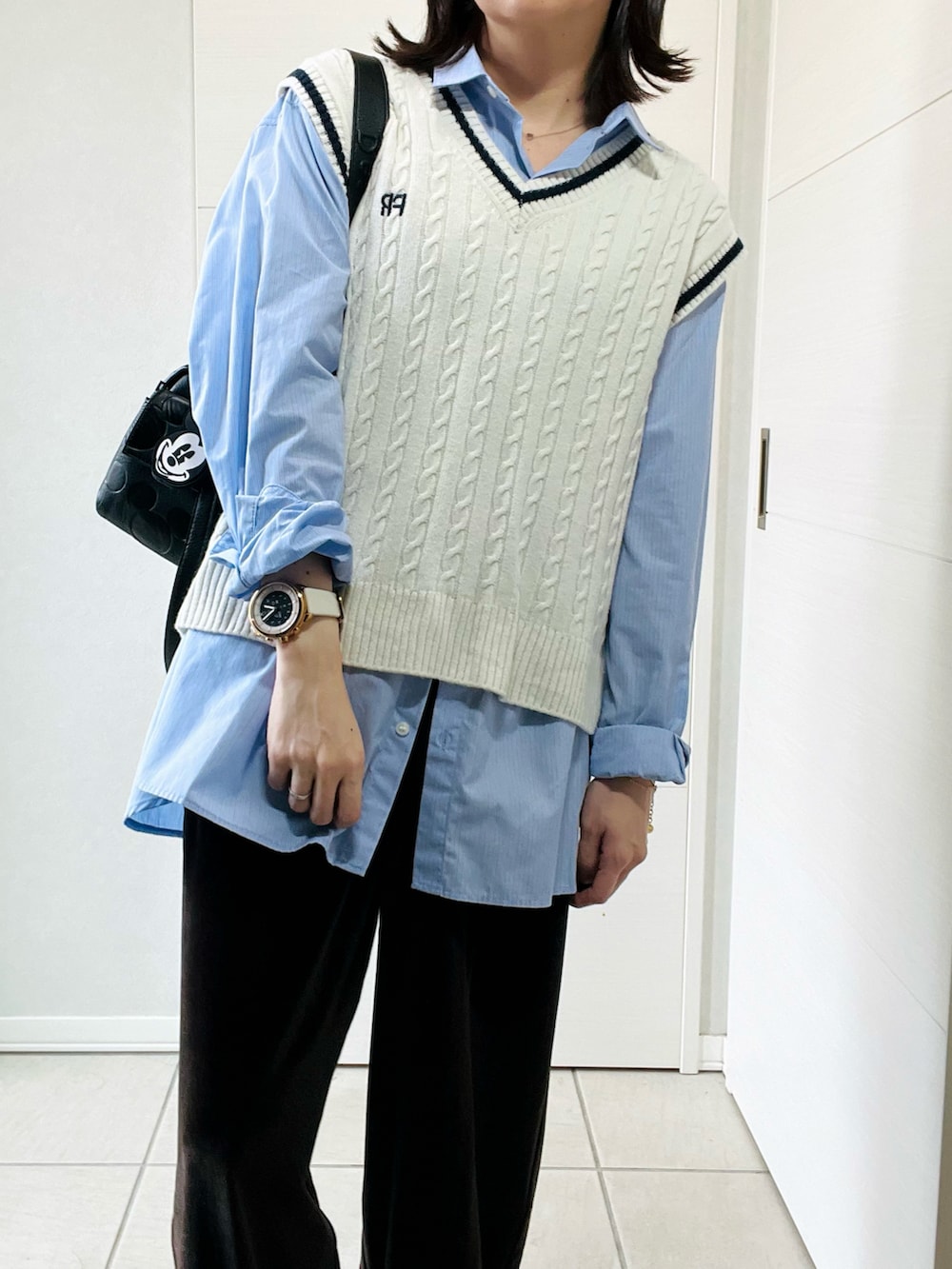 ブルー系のシャツ/ブラウス、ブラック系のスニーカー、ブラウン系のその他パンツを着用したレディースの秋コーディネートの2枚目の写真