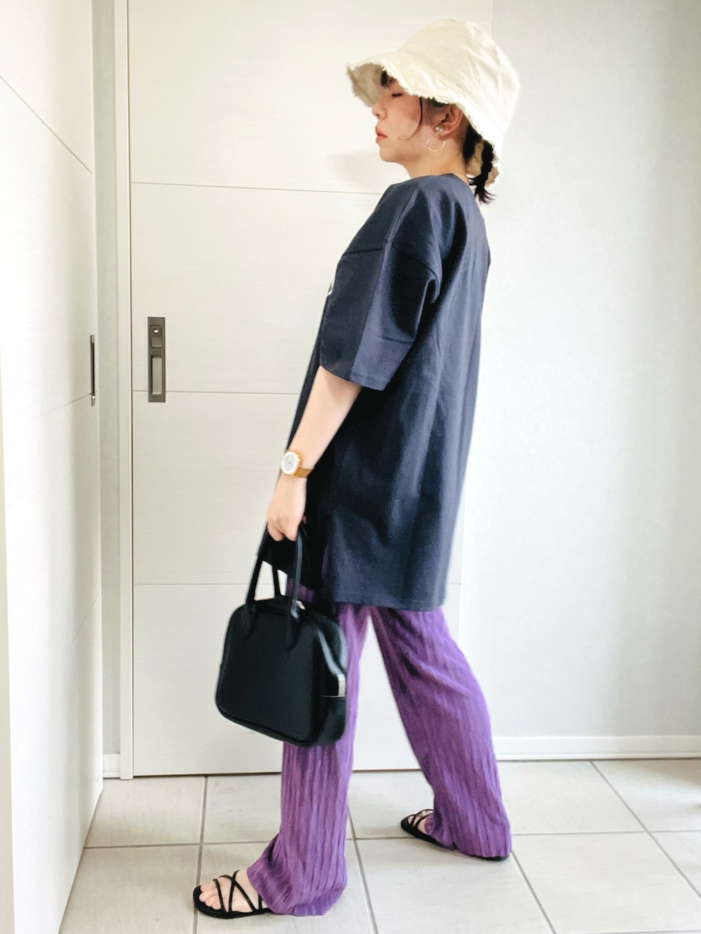 グレー系のTシャツ/カットソー、パープル系のその他パンツ、ブラック系のサンダルを着用したレディースの夏コーディネートの3枚目の写真