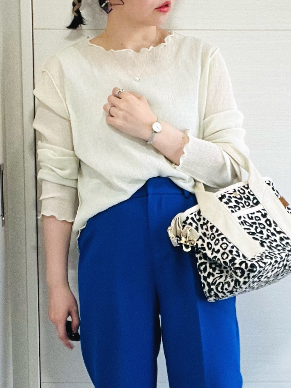 ブルー系のスラックス、ホワイト系のサンダル、その他のトートバッグを着用したレディースの春コーディネートの3枚目の写真