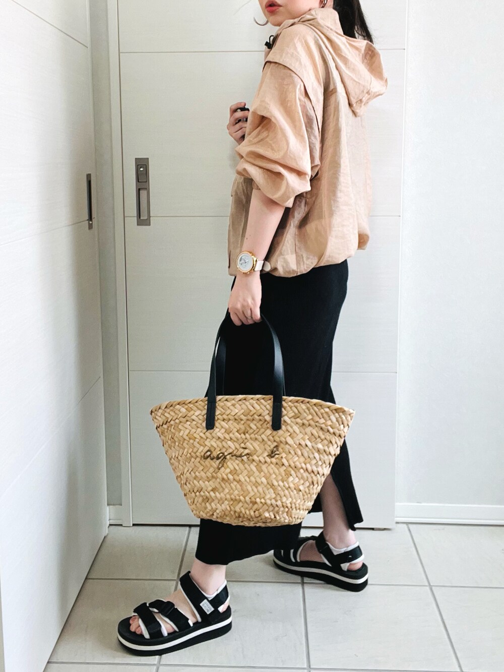 ベージュ系のシャツ/ブラウス、ブラック系のスカート、ブラック系のサンダルを着用したレディースの夏コーディネートの5枚目の写真