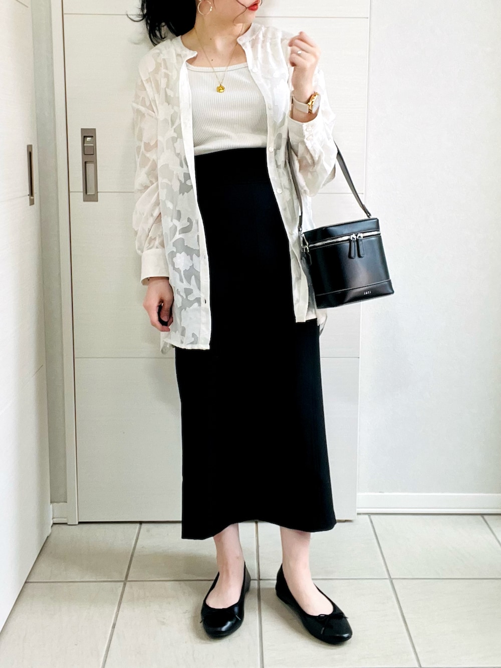 ホワイト系のシャツ/ブラウス、ブラック系のスカート、ブラック系のバレエシューズを着用したレディースの春コーディネートの4枚目の写真