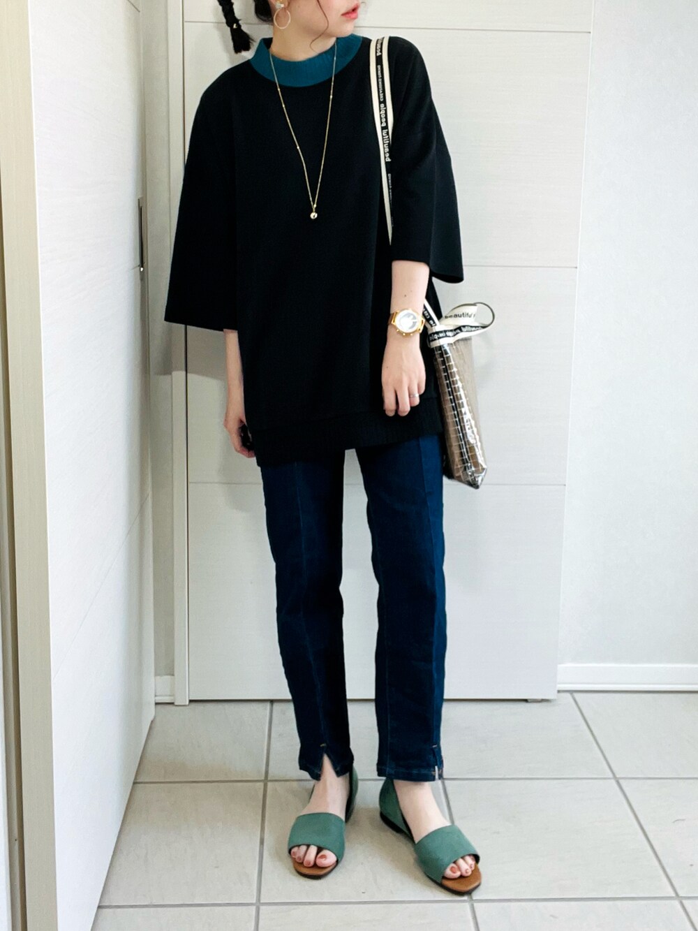 ブラック系のTシャツ/カットソー、ブルー系のデニムパンツ、グリーン系のサンダルを着用したレディースの夏コーディネートの2枚目の写真