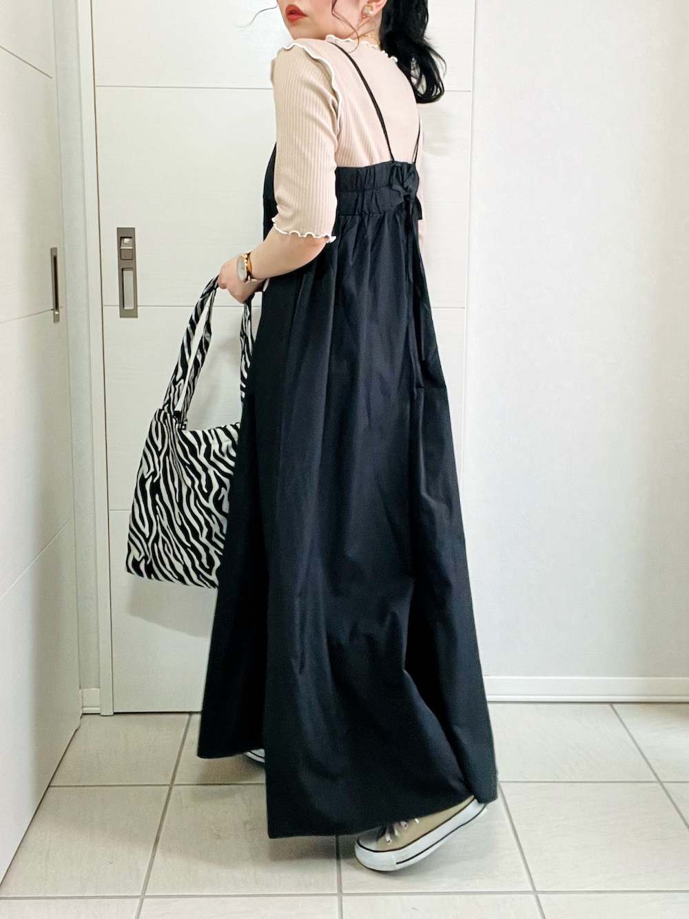「春服コーデ、大人女子、カジュアル、きれいめカジュアル、ワンピースコーデ、アンジーヴィンテージ、ANGIE VINTAGE、Angie、キャミワンピース、プチプラコーデ、ローファー、低身長、低身長コーデ、低身長女子、キャミワンピ」｜「tiptopのシアージャガードバンドカラーシャツ（シャツ/ブラウス、ホワイト系）」を使った、❁⃘asa❁⃘さん（レディース・150cm）の春コーディネートの4枚目の写真