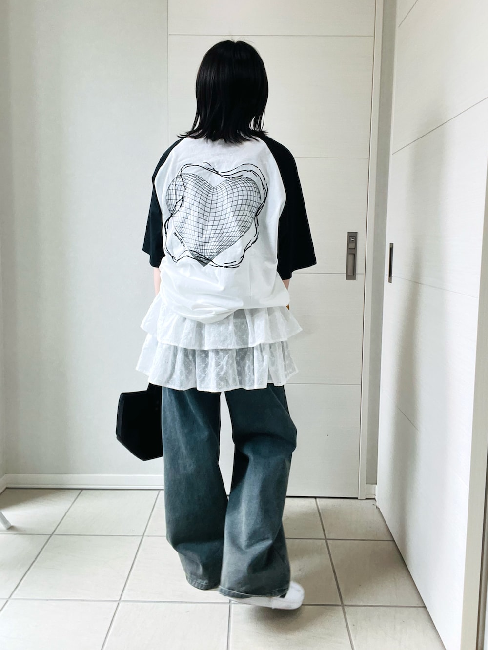 「ブラックコーデ、夏コーデ、韓国ファッション、カジュアルスタイル、レイヤードスタイル、スカート×デニム、confirm、Tシャツ、グランジ、夏服、低身長、低身長コーデ、低身長女子」|「Confirmの25SS 韓国ストリート ハート / メタル文字 グランジロゴ Y2K ビッグシルエット半袖Tシャツ メンズ レディース(Tシャツ/カットソー、ホワイト系)」を使った、❁⃘asa❁⃘さん(骨格ストレート・レディース・150cm)の夏コーディネートの2枚目の写真