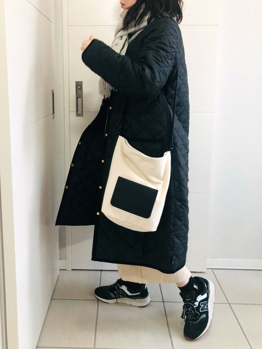 「シンプル、ニットワンピース、モノトーン、キルティングジャケット、Traditional Weatherwear、低身長、アニエスベー、低身長コーデ、agnes b.、AULI、アウリィ、トラディショナルウェザーウエア、TWW、低身長女子、petit AULI」|「Traditional WeatherwearのARKLEY LONG(ノーカラーコート、ブラック系)」を使った、❁⃘asa❁⃘さん(レディース・150cm)の秋コーディネートの3枚目の写真
