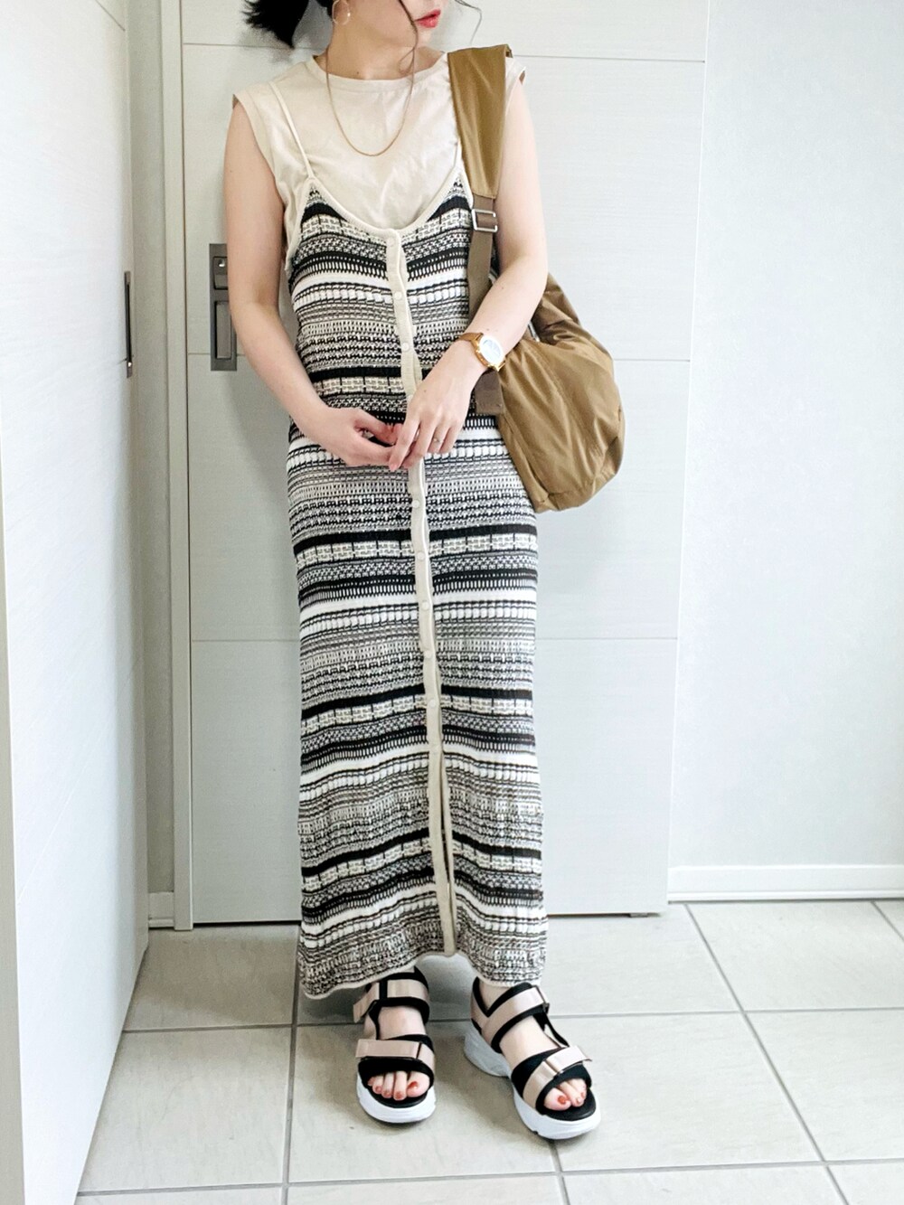 ベージュ系のTシャツ/カットソー、ベージュ系のワンピース、ベージュ系のサンダルを着用したレディースの秋コーディネートの2枚目の写真