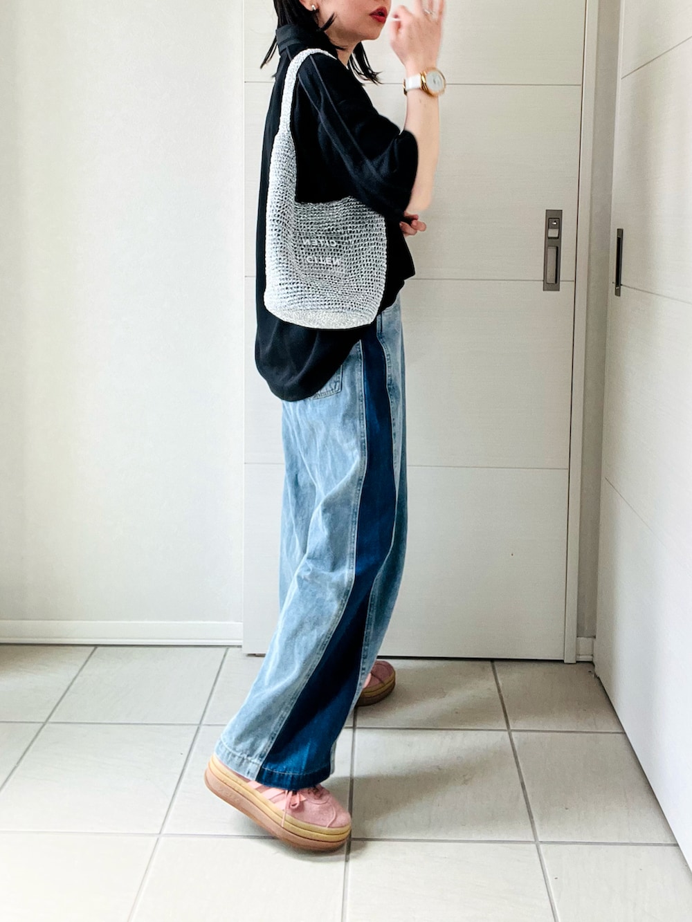 ブラック系のTシャツ/カットソー、ブルー系のデニムパンツ、レッド系のスニーカーを着用したレディースの夏コーディネートの4枚目の写真