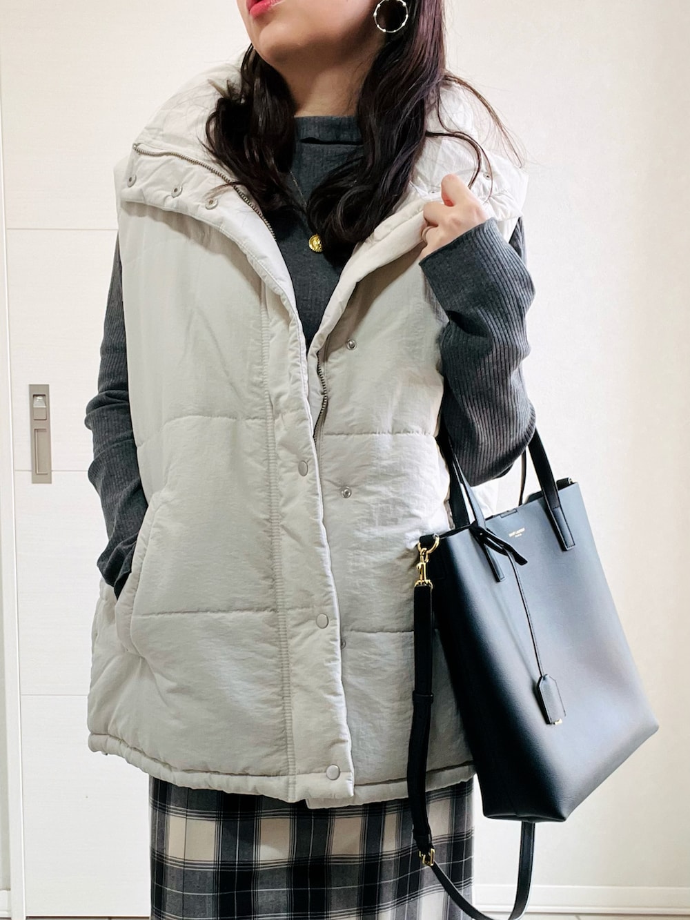 「秋先取りコーデ、秋冬、おでかけコーデ、ダウンベスト、秋服コーデ、低身長、低身長コーデ、低身長女子、tiptop、tiptop_pocket、tipコーデ、チェック柄、チェックスカート、マーメイドスカート、ハイネックトップス」|「tiptopの【選べる2タイプ】スタンドカラーBIGベスト(ベスト、ホワイト系)」を使った、❁⃘asa❁⃘さん(レディース・150cm)の秋コーディネートの2枚目の写真