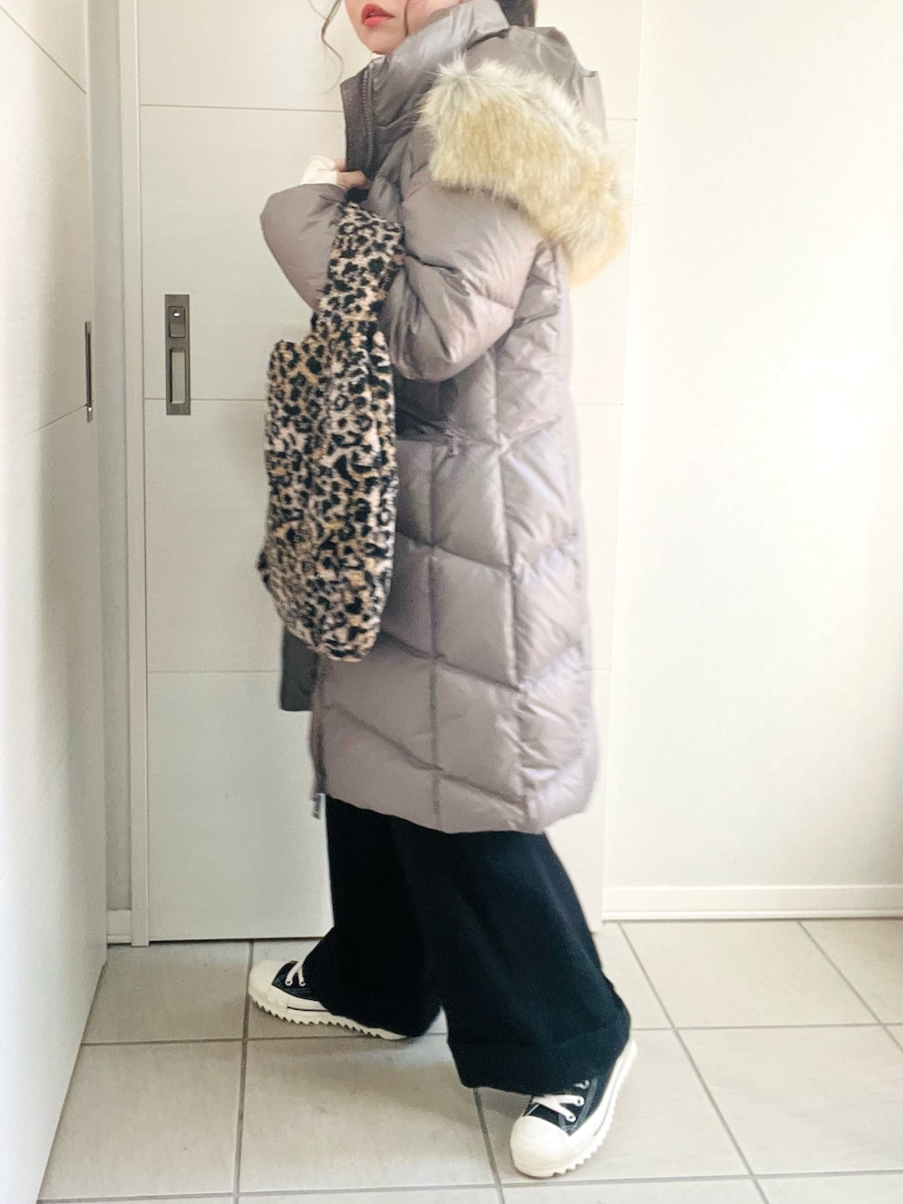 「冬コーデ、ダウン、ダウンコート、カルバンクライン、Calvin Klein、オトナカジュアル、きれいめカジュアル、ゆったりコーデ、オトナ女子、冬アウター、低身長、低身長コーデ、低身長女子、サロペット、フィンガーホール」|「Calvin Kleinのリアルダウンコート(ダウンジャケット/コート、ブラウン系)」を使った、❁⃘asa❁⃘さん(レディース・150cm)の秋コーディネートの4枚目の写真