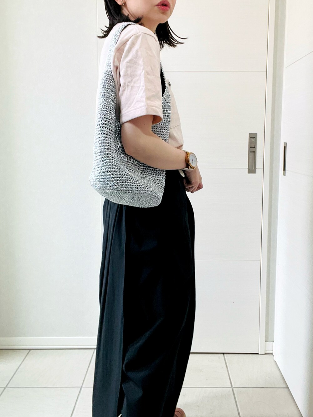 ピンク系のTシャツ/カットソー、ブラック系のスカート、レッド系のスニーカーを着用したレディースの春コーディネートの3枚目の写真