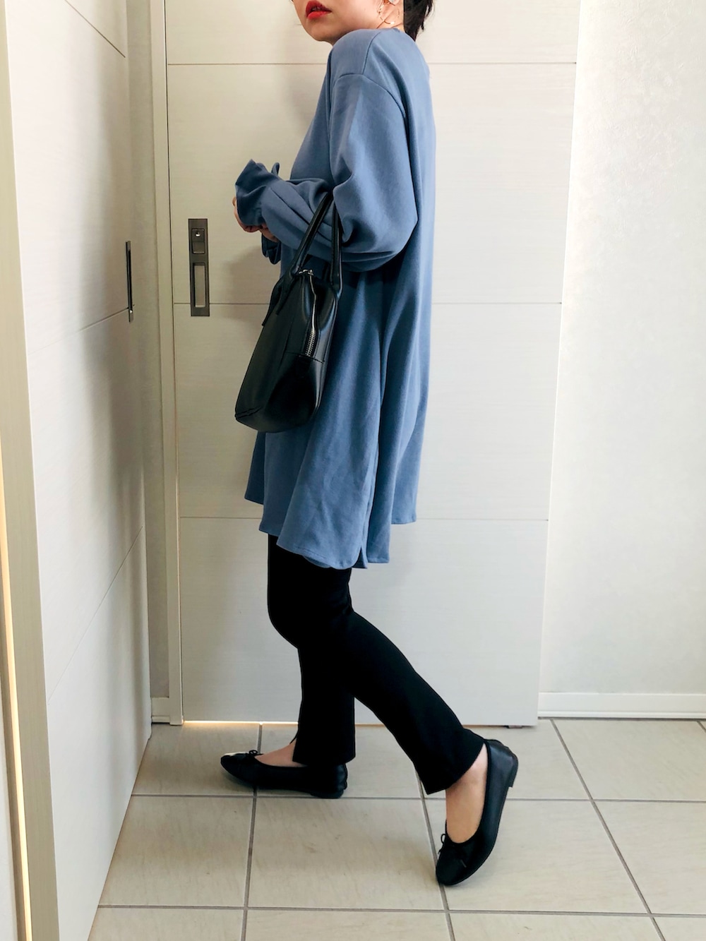 ブルー系のTシャツ/カットソー、ブラック系のその他パンツ、ブラック系のバレエシューズを着用したレディースの冬コーディネートの4枚目の写真