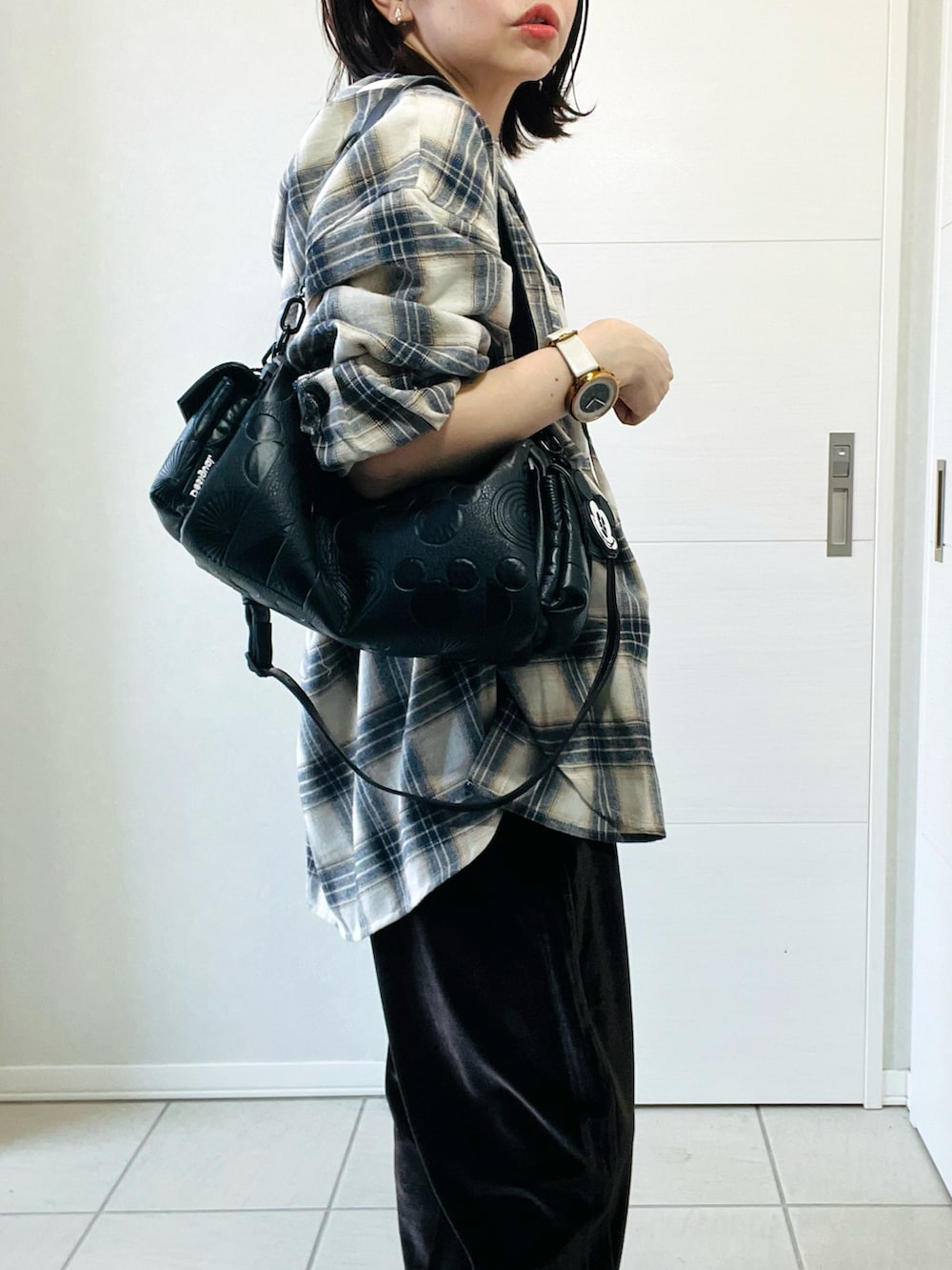 ホワイト系のシャツ/ブラウス、ブラウン系のその他パンツ、ブラック系のハンドバッグを着用したレディースの夏コーディネートの3枚目の写真