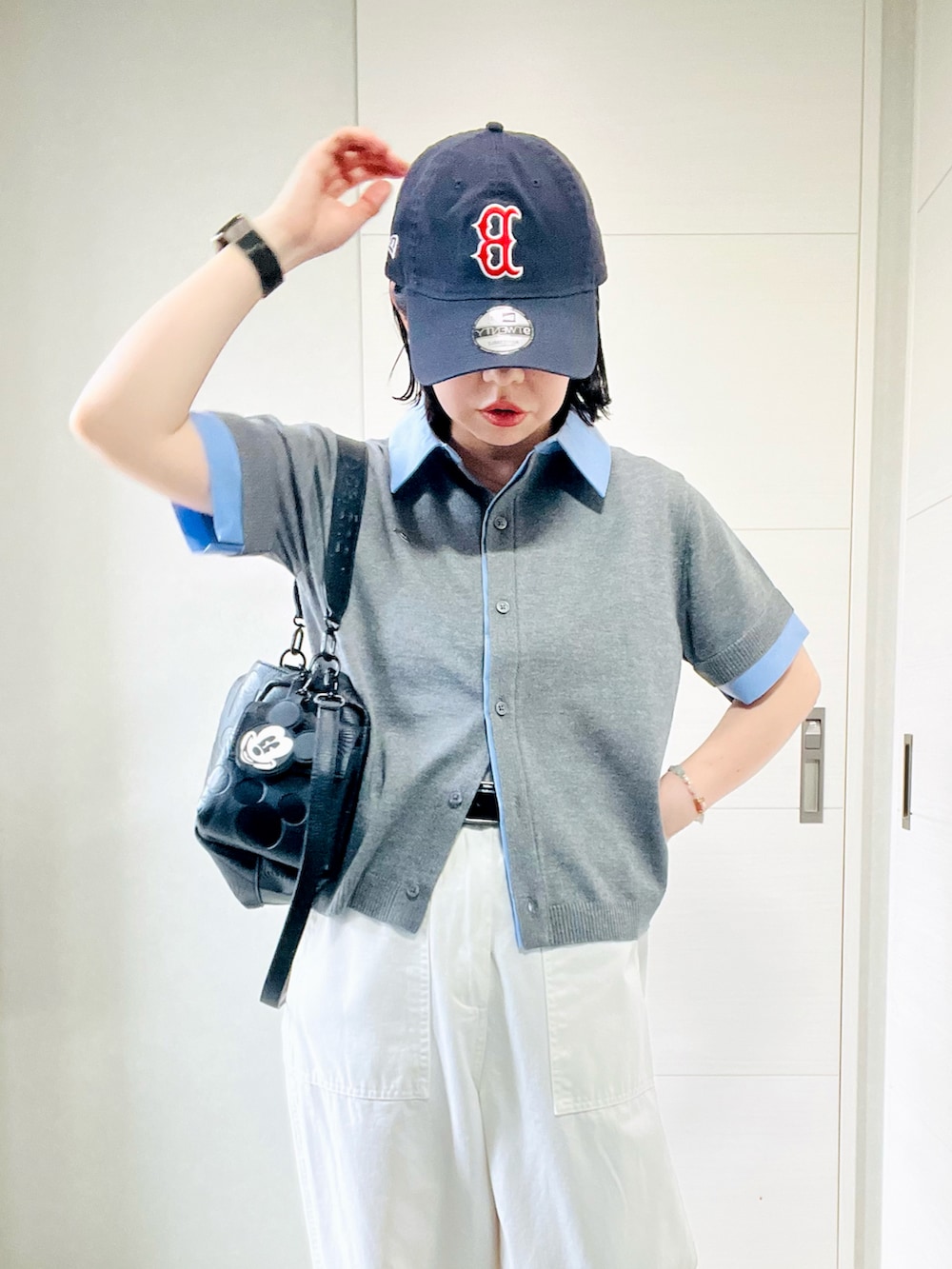 ホワイト系のその他パンツ、ブラック系のスニーカー、グレー系のカーディガン/ボレロを着用したレディースの夏コーディネートの2枚目の写真