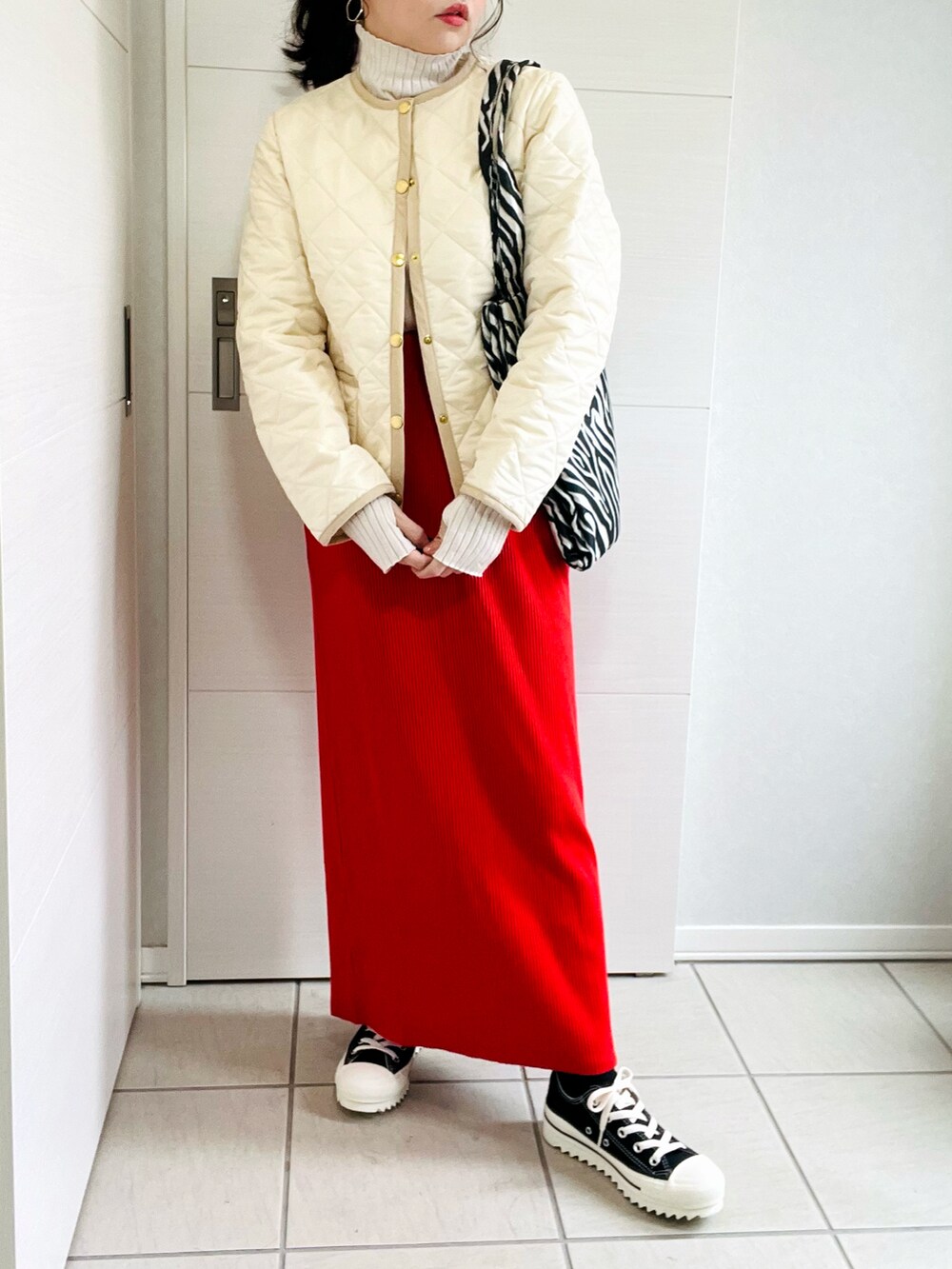 「秋ルック紹介するよ、休日スタイル、シンプル、TWW、Traditional Weatherwear、秋冬コーデ、オトナカワイイ、オトナ女子、タートルネック、キルティングジャケット、スカートスタイル、低身長、低身長コーデ、低身長女子、トラディショナルウェザーウェア」|「Traditional WeatherwearのARKLEY(ノーカラージャケット、ホワイト系)」を使った、❁⃘asa❁⃘さん(レディース・150cm)の秋コーディネートの2枚目の写真