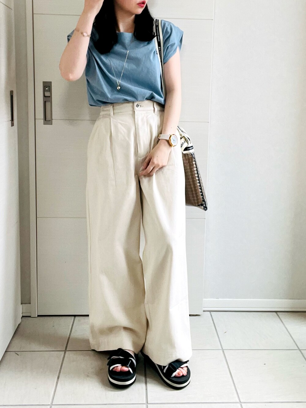 ブルー系のTシャツ/カットソー、ホワイト系のデニムパンツ、ブラック系のサンダルを着用したレディースの夏コーディネートの2枚目の写真