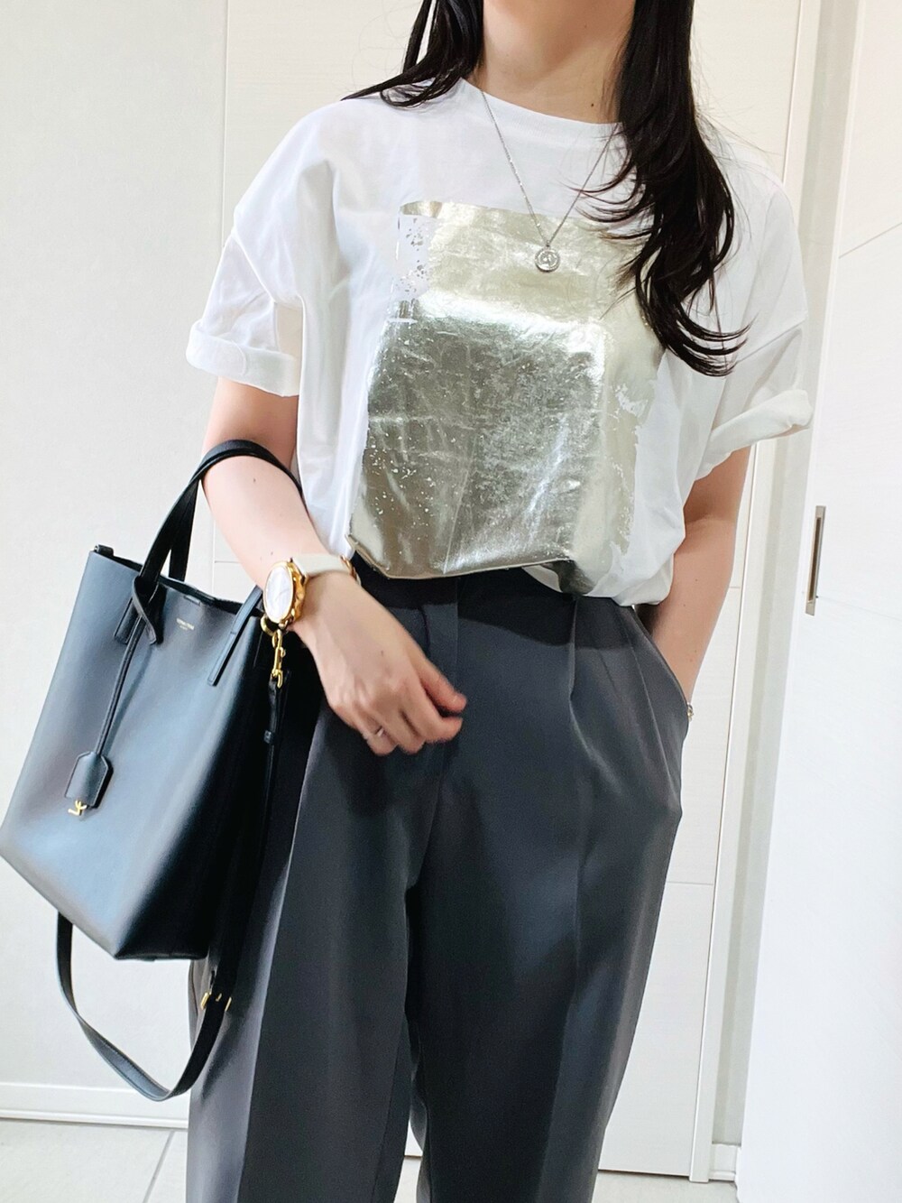 ホワイト系のTシャツ/カットソー、グレー系のその他パンツ、ブラック系のサンダルを着用したレディースの夏コーディネートの2枚目の写真