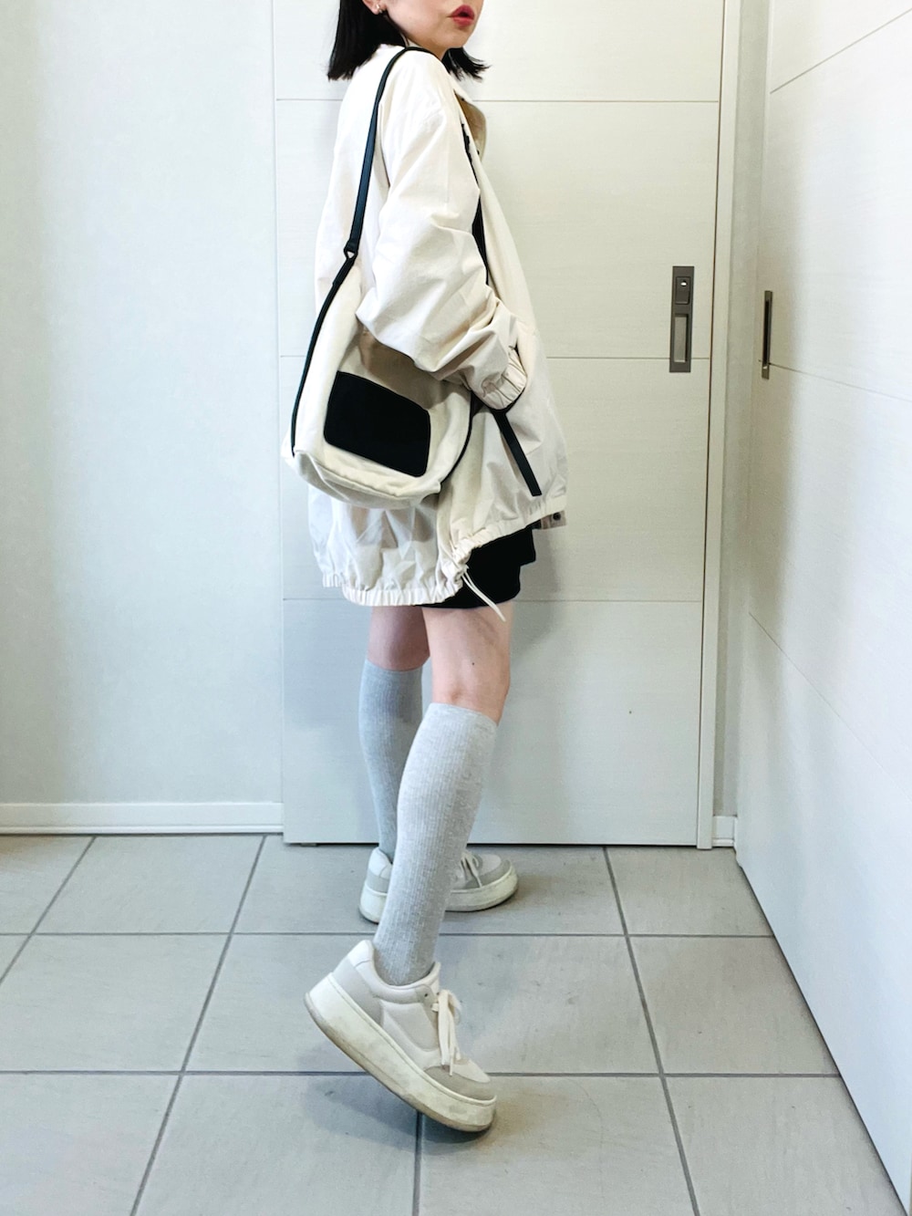 ホワイト系のナイロンジャケット、その他のTシャツ/カットソー、ブルー系のデニムスカートを着用したレディースの春コーディネートの5枚目の写真