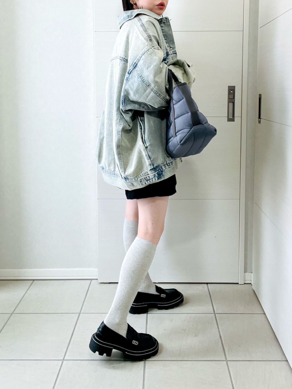 ブルー系のデニムジャケット、ブラック系のスウェット、ブラック系のその他パンツを着用したレディースの冬コーディネートの5枚目の写真