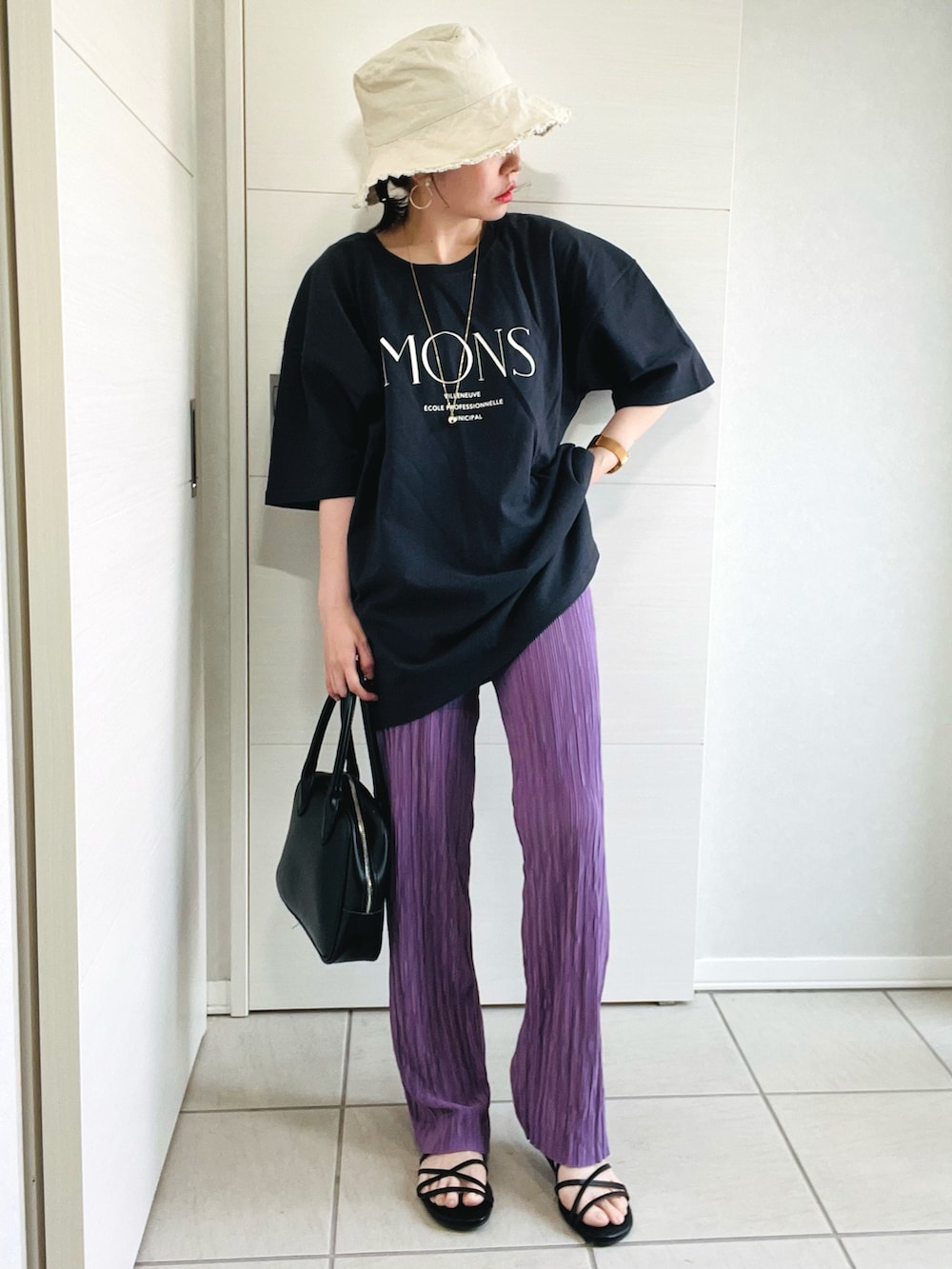 グレー系のTシャツ/カットソー、パープル系のその他パンツ、ブラック系のサンダルを着用したレディースの夏コーディネートの2枚目の写真