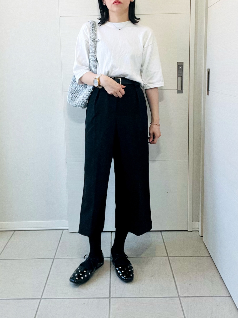 「ラコステ、LACOSTE、ガウチョパンツ、ハーフパンツ、フラットシューズ、スタッズ、モノトーン、シンプルコーデ、低身長、低身長コーデ、低身長女子、キラキラバッグ」｜「LACOSTEのハイストレッチコットンニット半袖Tシャツ（Tシャツ/カットソー、ホワイト系）」を使った、❁⃘asa❁⃘さん（レディース・150cm）の春コーディネートの5枚目の写真