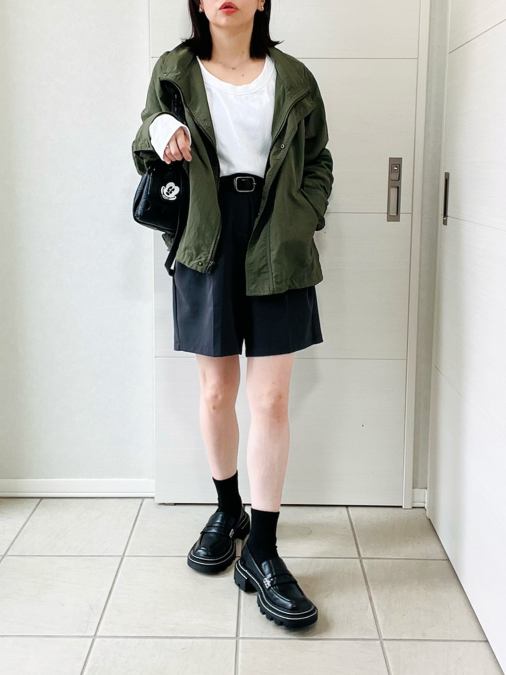 グレー系のその他パンツ、ブラック系のハンドバッグ、ホワイト系のTシャツ/カットソーを着用したレディースの秋コーディネートの4枚目の写真