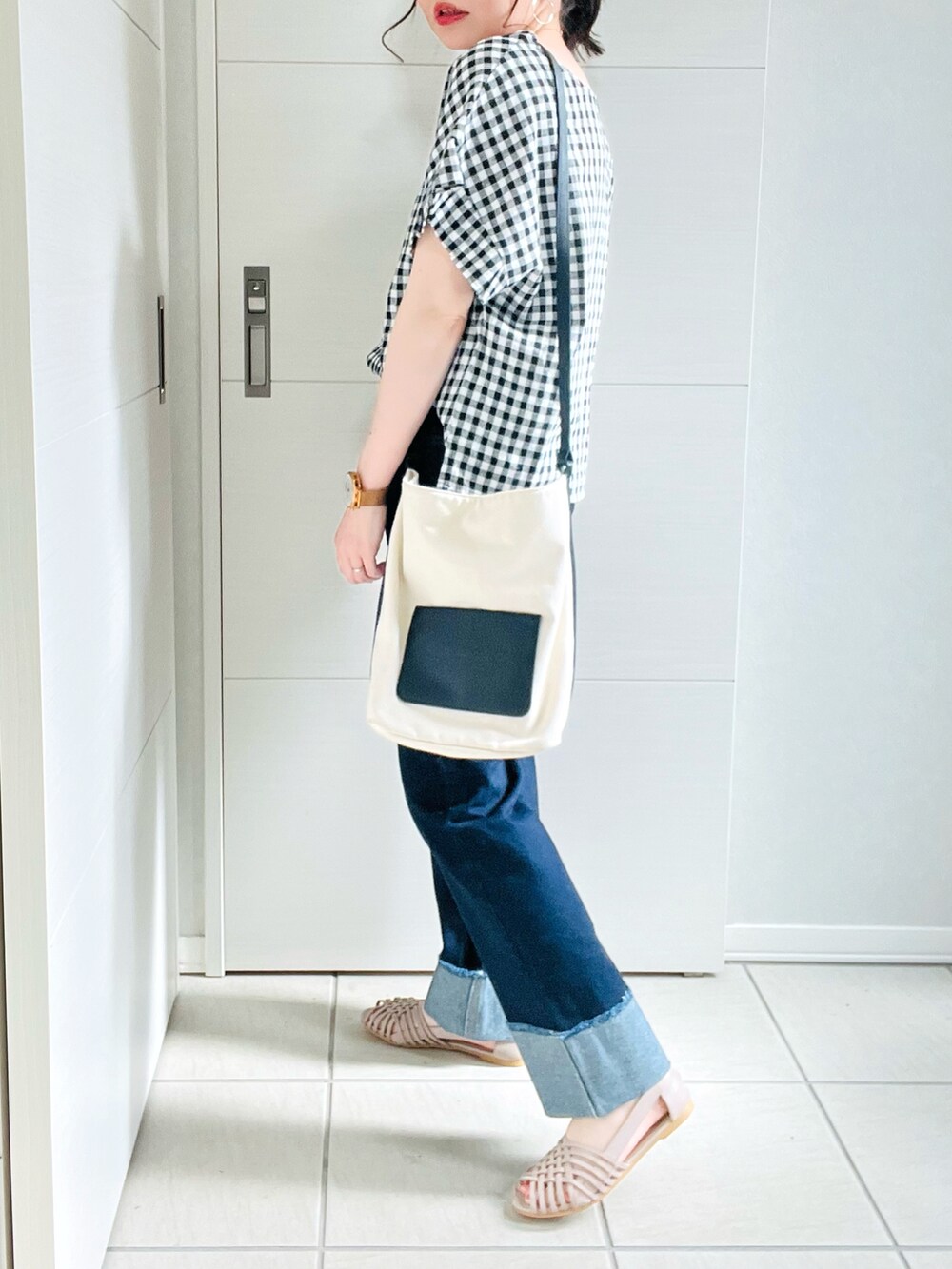 その他のシャツ/ブラウス、ブルー系のデニムパンツ、グレー系のサンダルを着用したレディースの夏コーディネートの4枚目の写真