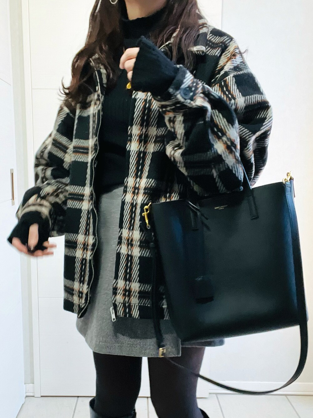 ブラック系のブルゾン、ブラック系のニット/セーター、グレー系のその他パンツを着用したレディースの冬コーディネートの2枚目の写真