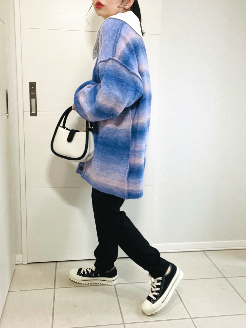 ブルー系のカーディガン/ボレロ、ホワイト系のシャツ/ブラウス、ブラック系のその他パンツを着用したレディースの秋コーディネートの4枚目の写真