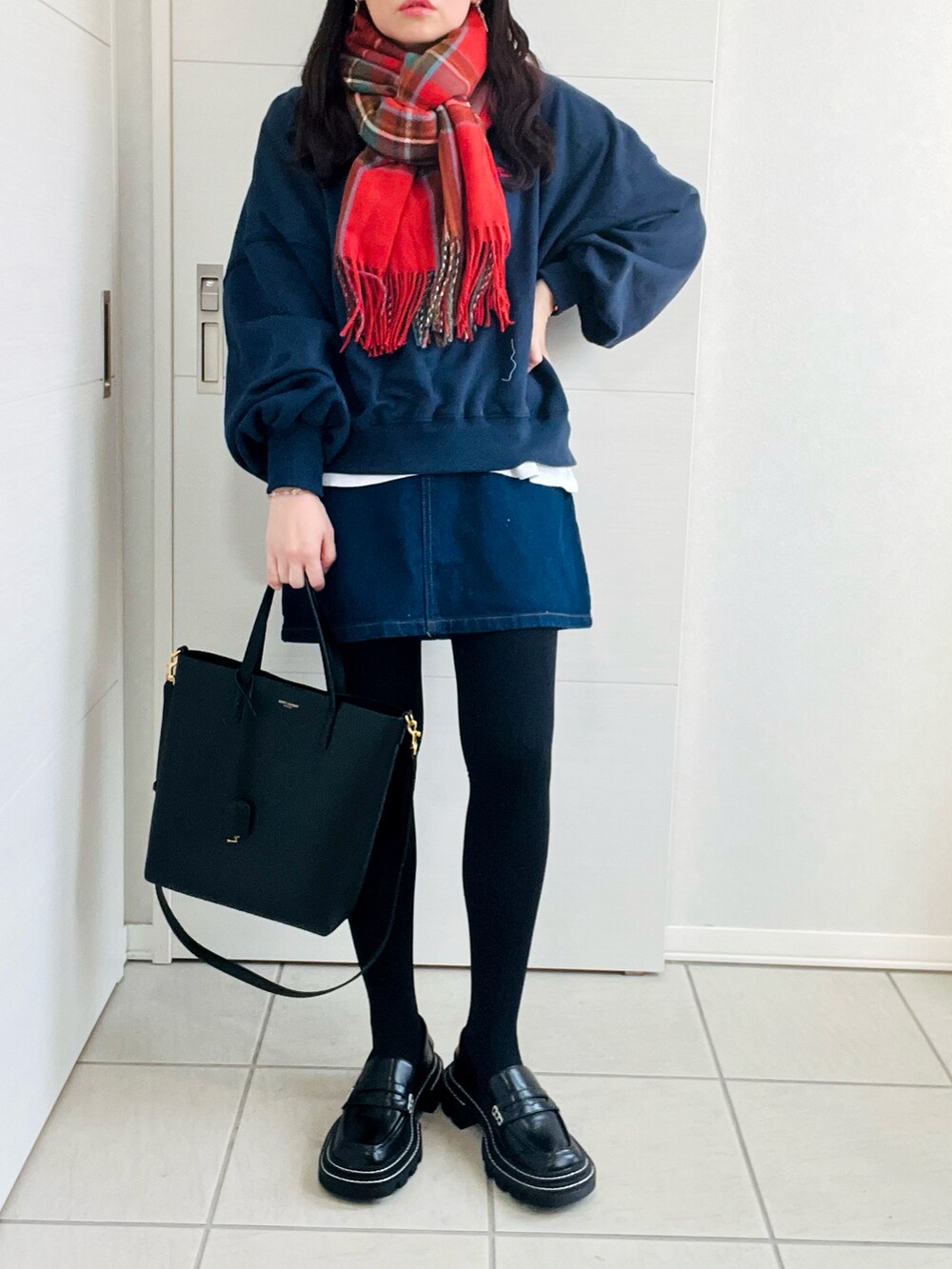 「大人カジュアル、ミニスカート、ハーフジップ、スウェット、秋冬、ネイビー、チェックマフラー、赤、クリスマスに着たい服、オトナカワイイ、低身長、低身長コーデ、低身長女子、カジュアルコーデ、ローファー」|「shetilaの裏起毛ハーフジップスウェット(スウェット、ブルー系)」を使った、❁⃘asa❁⃘さん(レディース・150cm)の冬コーディネートの4枚目の写真