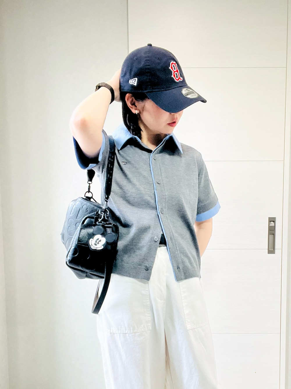 ホワイト系のその他パンツ、ブラック系のスニーカー、グレー系のカーディガン/ボレロを着用したレディースの夏コーディネートの3枚目の写真