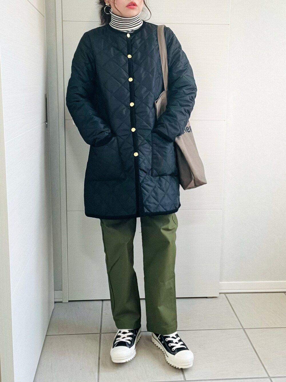 「休日スタイル、カジュアル、シンプルスタイル、秋冬コーデ、オトナ女子、シンプル、着回しコーデ、トラディショナルウェザーウエア、Traditional Weatherwear、TWW、キルティングコート、トートバッグ、低身長、低身長コーデ、低身長女子」｜「Traditional WeatherwearのARKLEY MIDDLE（その他アウター、ブラック系）」を使った、❁⃘asa❁⃘さん（レディース・150cm）の秋コーディネートの3枚目の写真