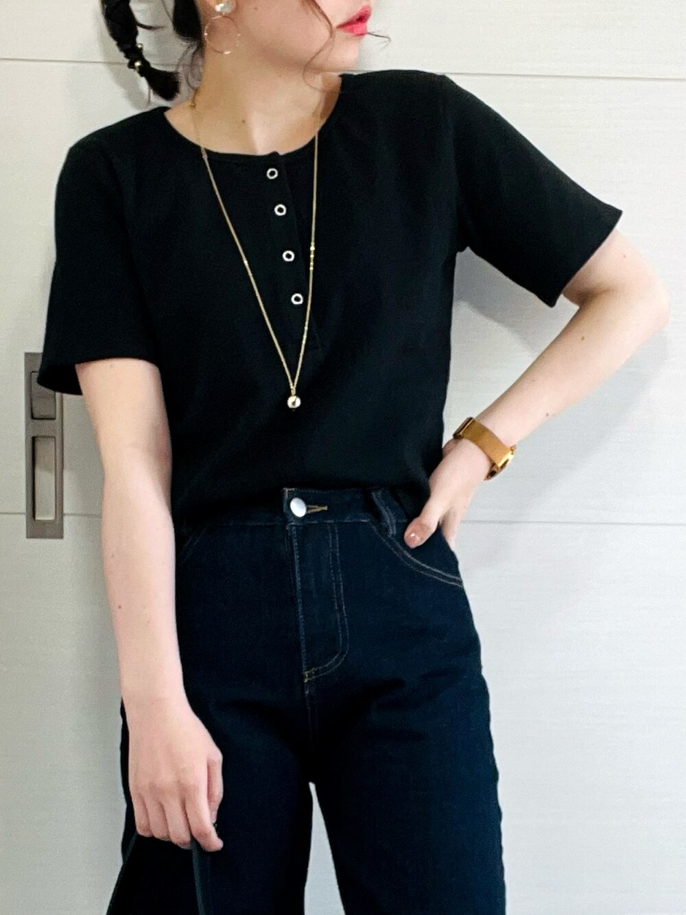 ブラック系のTシャツ/カットソー、ブルー系のデニムパンツ、グリーン系のサンダルを着用したレディースの夏コーディネートの5枚目の写真