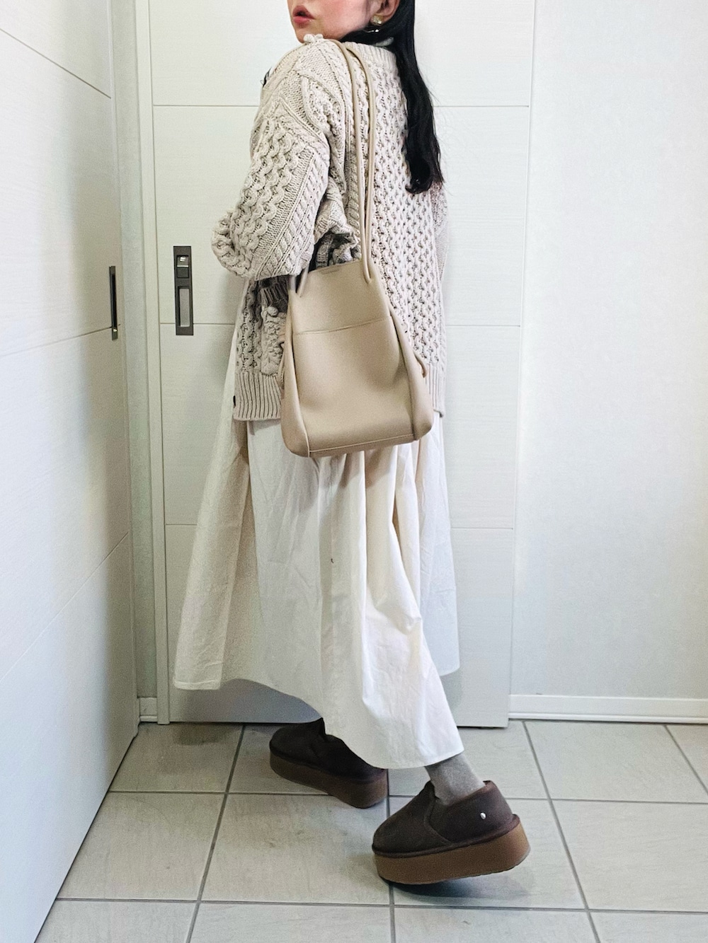 ホワイト系のワンピース、グリーン系のTシャツ/カットソー、ベージュ系のカーディガン/ボレロを着用したレディースの冬コーディネートの5枚目の写真