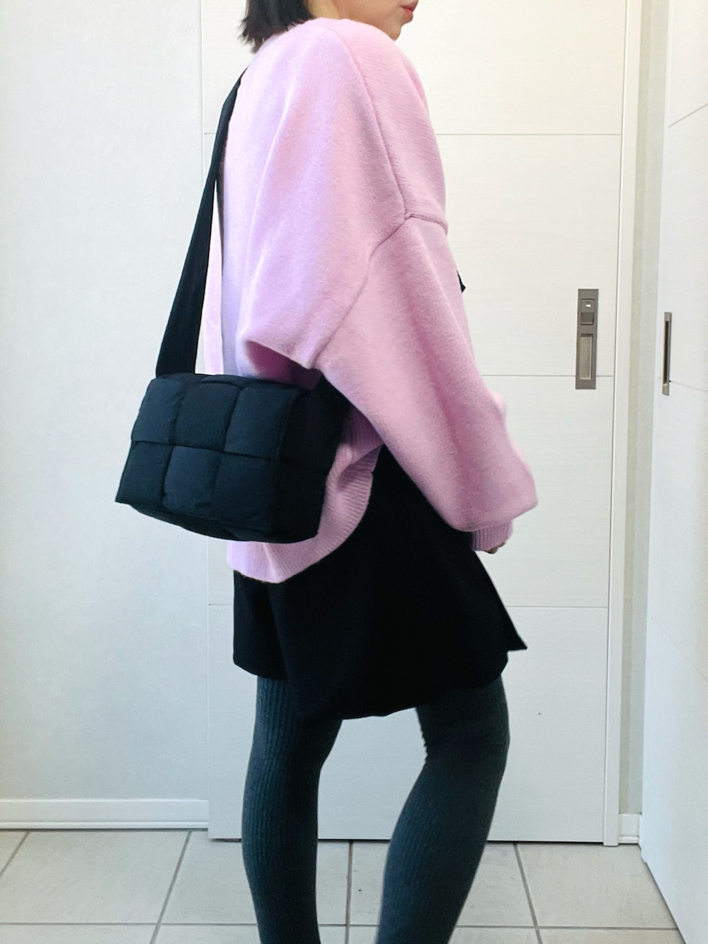 ピンク系のニット/セーター、ブラック系のその他パンツ、ブラック系のスニーカーを着用したレディースの冬コーディネートの3枚目の写真