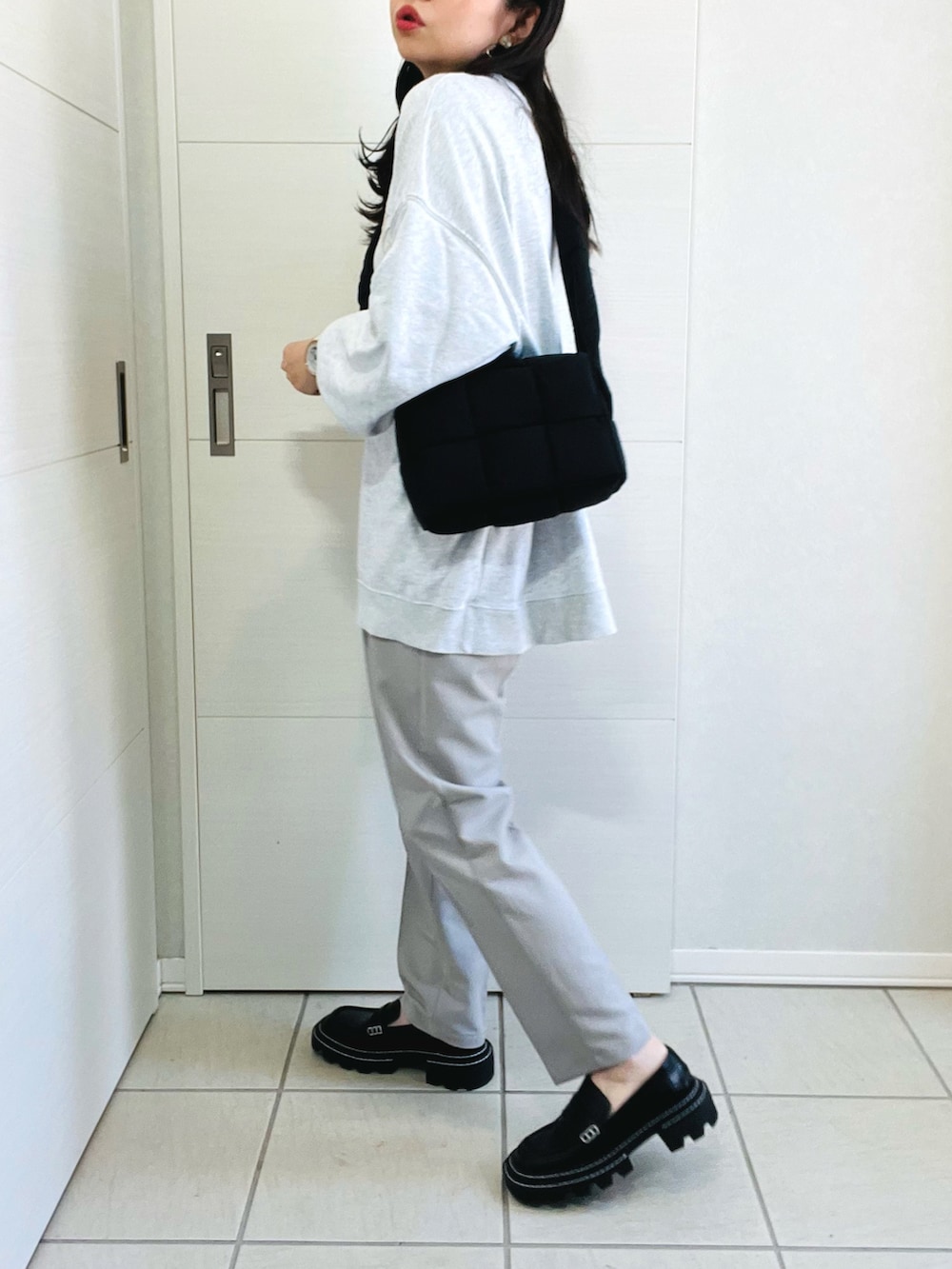 グレー系のスウェット、シルバー系のその他パンツ、ブラック系のローファーを着用したレディースの秋コーディネートの3枚目の写真