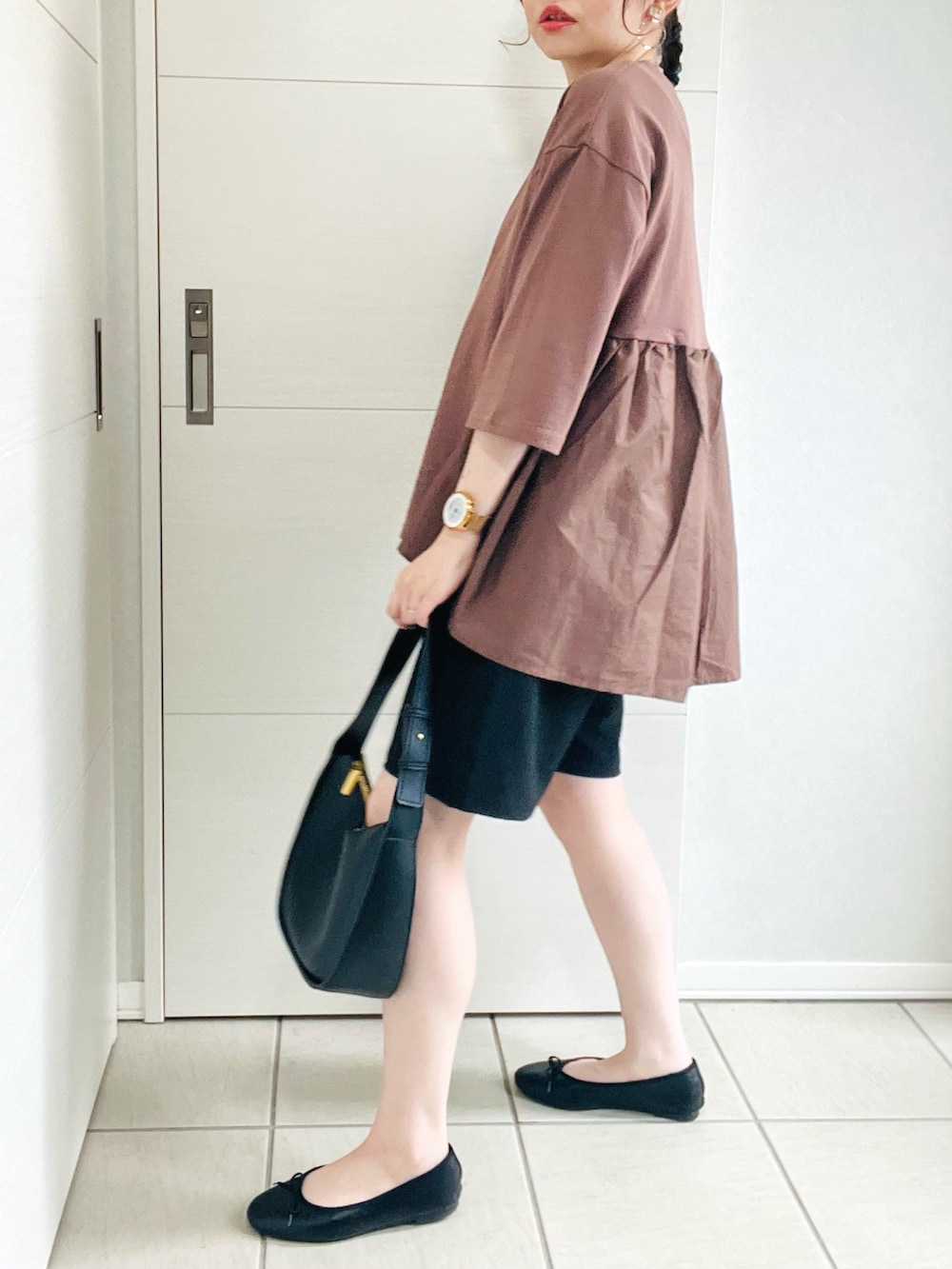 ブラウン系のTシャツ/カットソー、ブラック系のその他パンツ、ブラック系のバレエシューズを着用したレディースの夏コーディネートの2枚目の写真