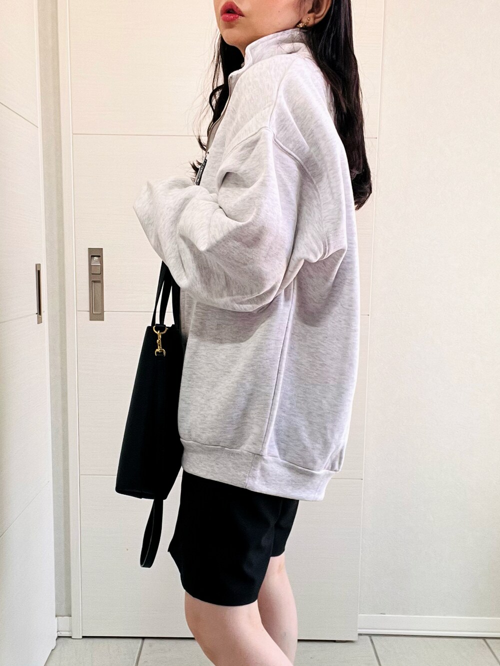 グレー系のスウェット、その他のTシャツ/カットソー、ブラック系のその他パンツを着用したレディースの秋コーディネートの3枚目の写真