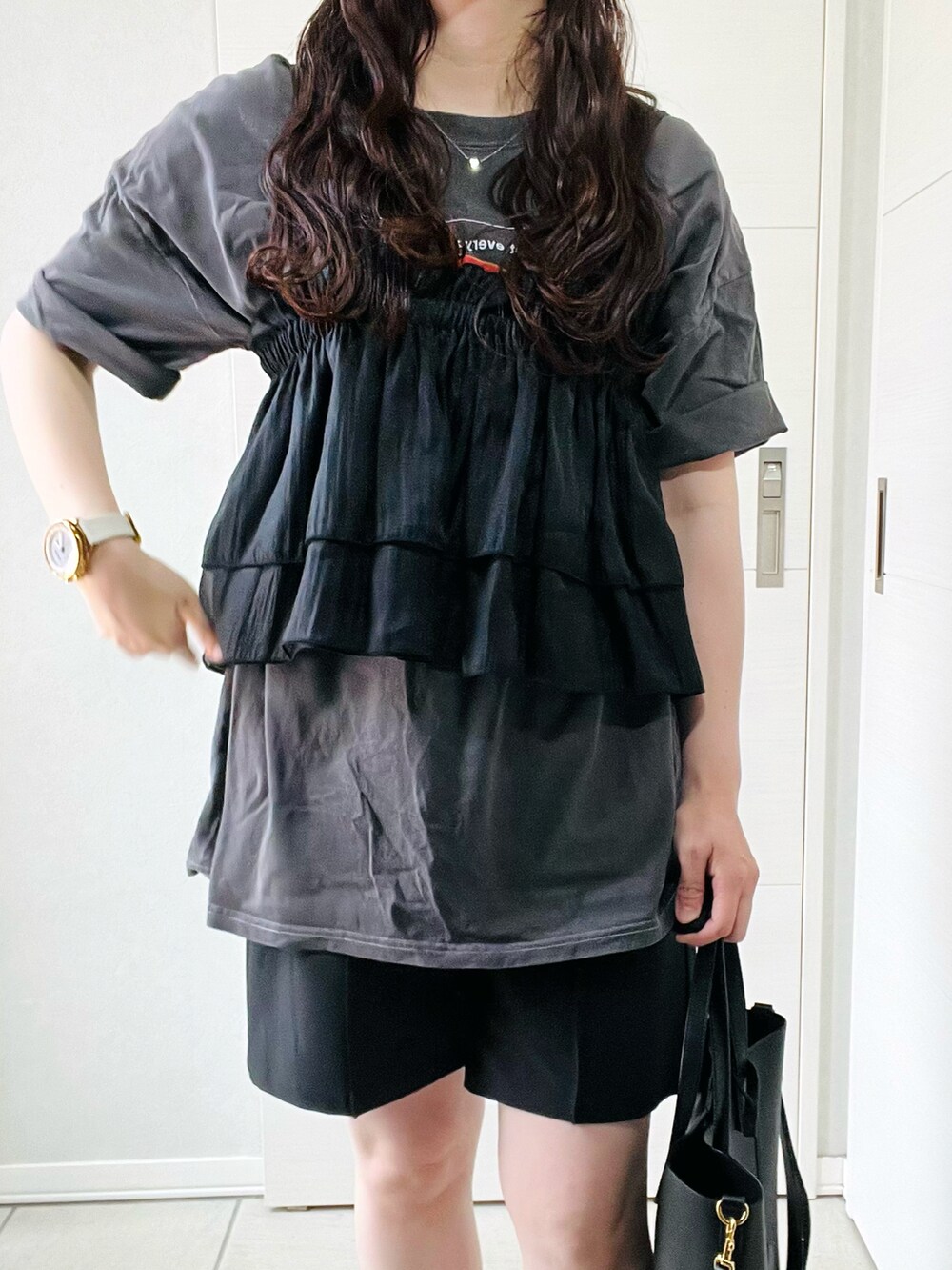 ブラック系のキャミソール、ブラック系のTシャツ/カットソー、ブラック系のその他パンツを着用したレディースの夏コーディネートの2枚目の写真