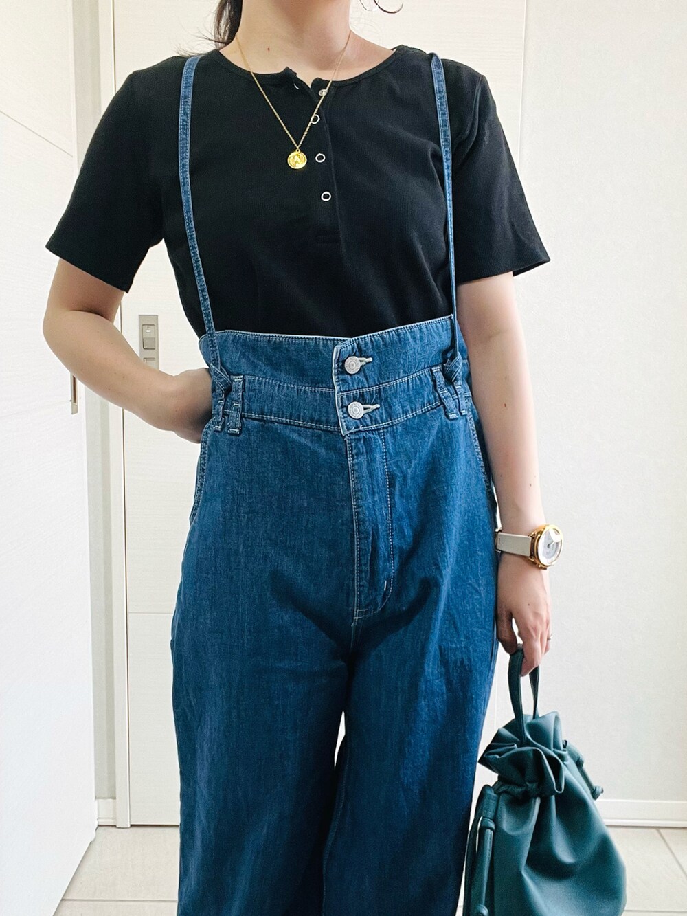 ブルー系のサロペット/オーバーオール、ブラック系のTシャツ/カットソー、ブラック系のスニーカーを着用したレディースの夏コーディネートの3枚目の写真
