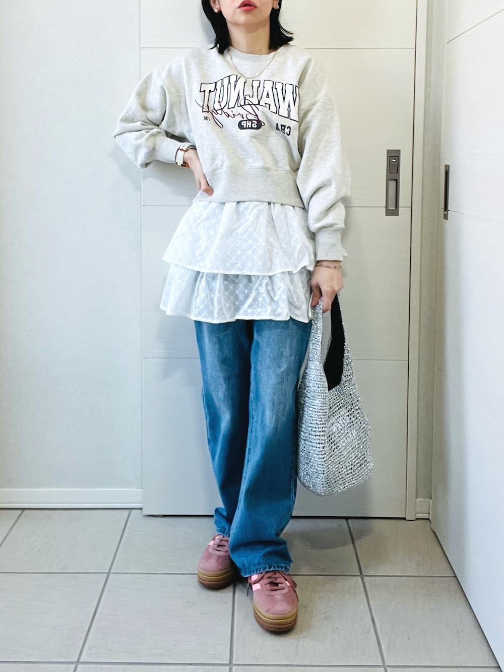 「春めき満開コーデ、レイヤードスタイル、花見、スウェット、スニーカー、adidas、tiptop_pocket、tipコーデ、フレアデニム、スカート、低身長、低身長コーデ、低身長女子」｜「tiptopの【2way】総刺繍コットンキャミスカート（スカート、ホワイト系）」を使った、❁⃘asa❁⃘さん（レディース・150cm）の春コーディネートの4枚目の写真