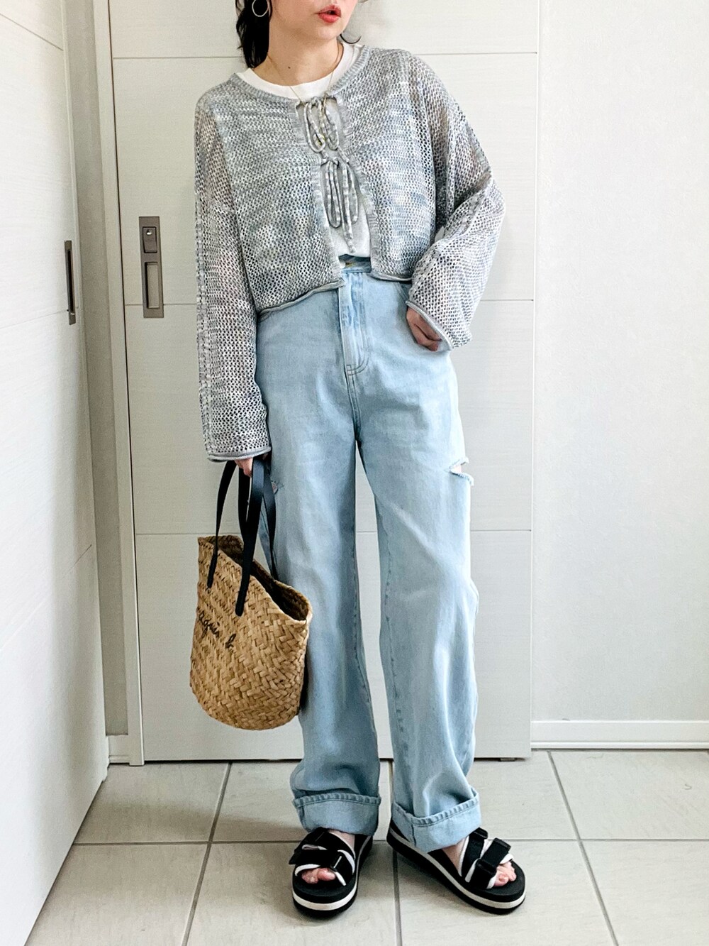 グレー系のカーディガン/ボレロ、ブルー系のデニムパンツ、ブラック系のサンダルを着用したレディースの夏コーディネートの2枚目の写真