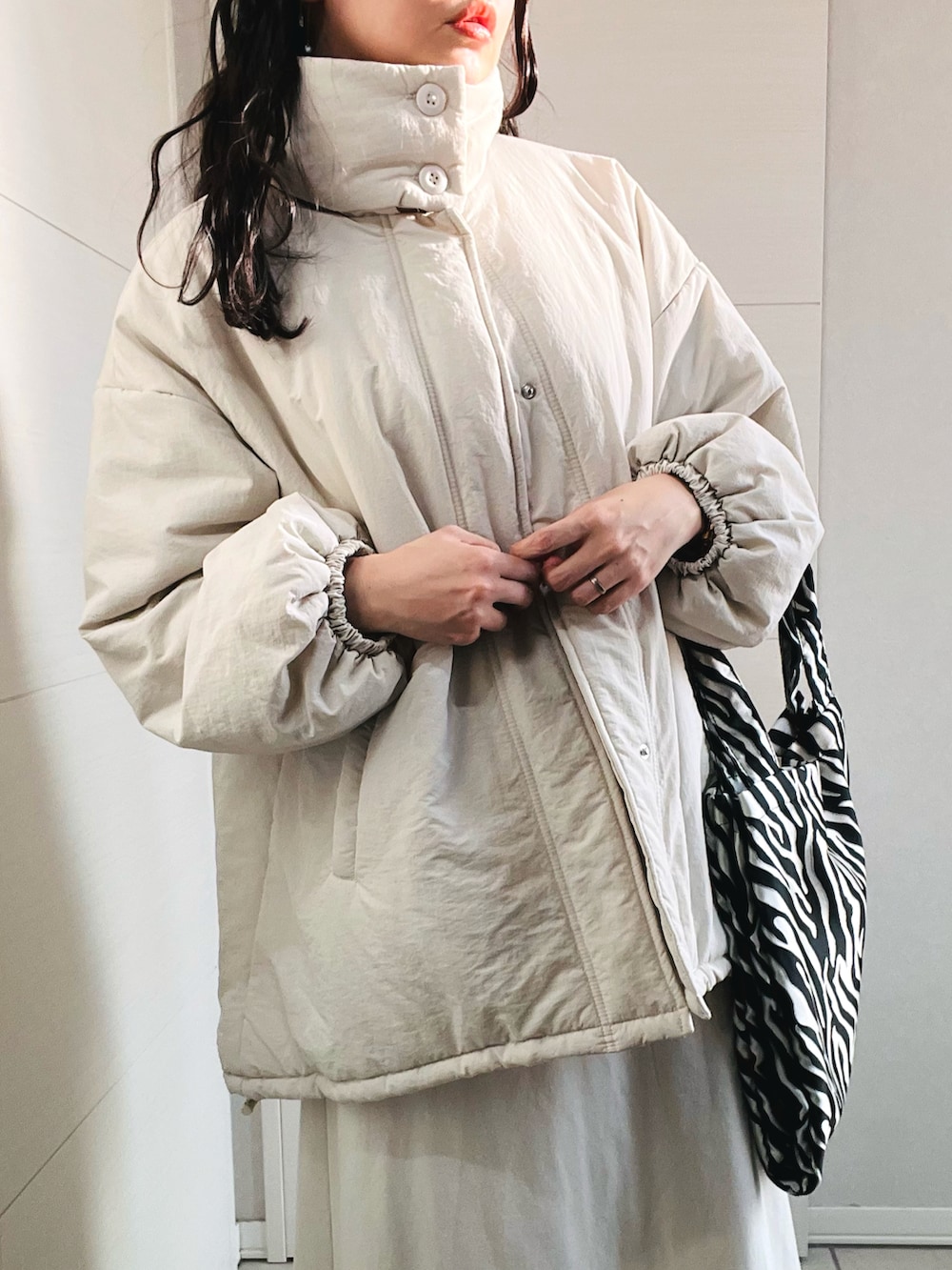 ホワイト系のブルゾン、ホワイト系のワンピース、ブラック系のローファーを着用したレディースの秋コーディネートの2枚目の写真