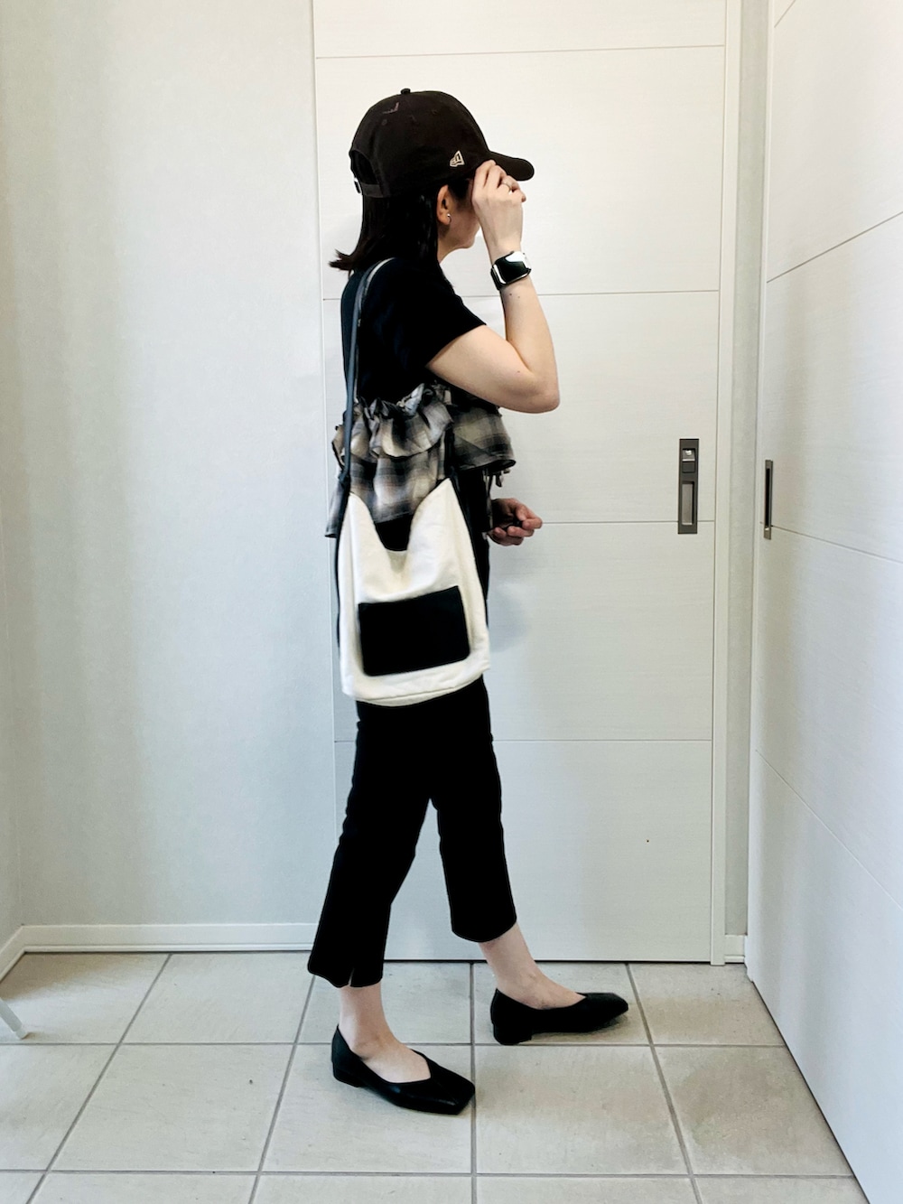 ベージュ系のキャミソール、ブラック系のその他パンツ、ブラック系のパンプスを着用したレディースの夏コーディネートの5枚目の写真